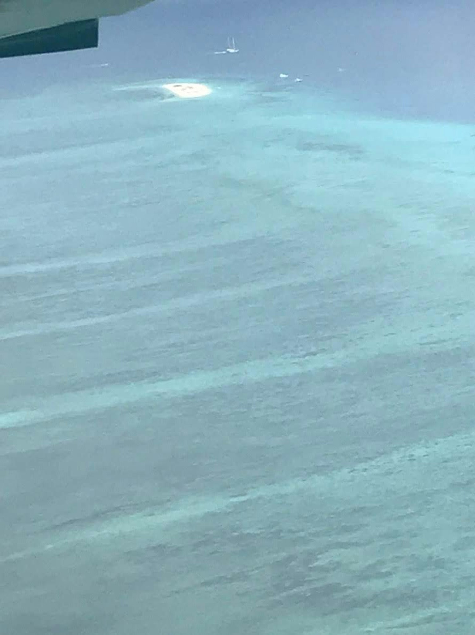 Vue aérienne de vagues en motifs sur une surface océanique bleue
