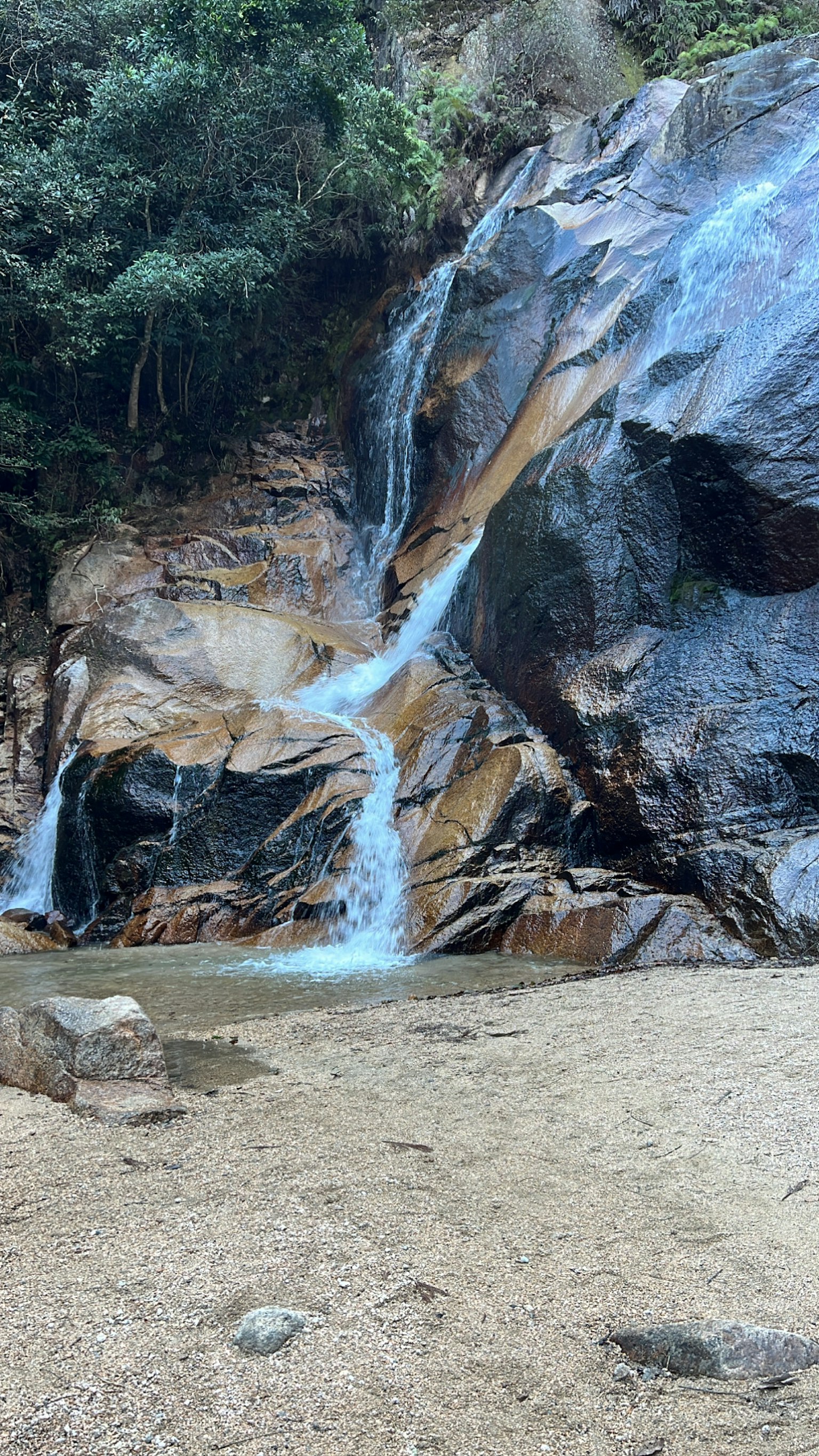 ทิวทัศน์ธรรมชาติที่สวยงามของน้ำตกที่ไหลผ่านภูมิประเทศหิน