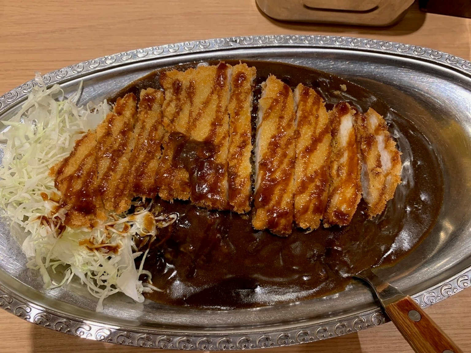Schweinekotelett mit Kohl auf einem Silbertablett