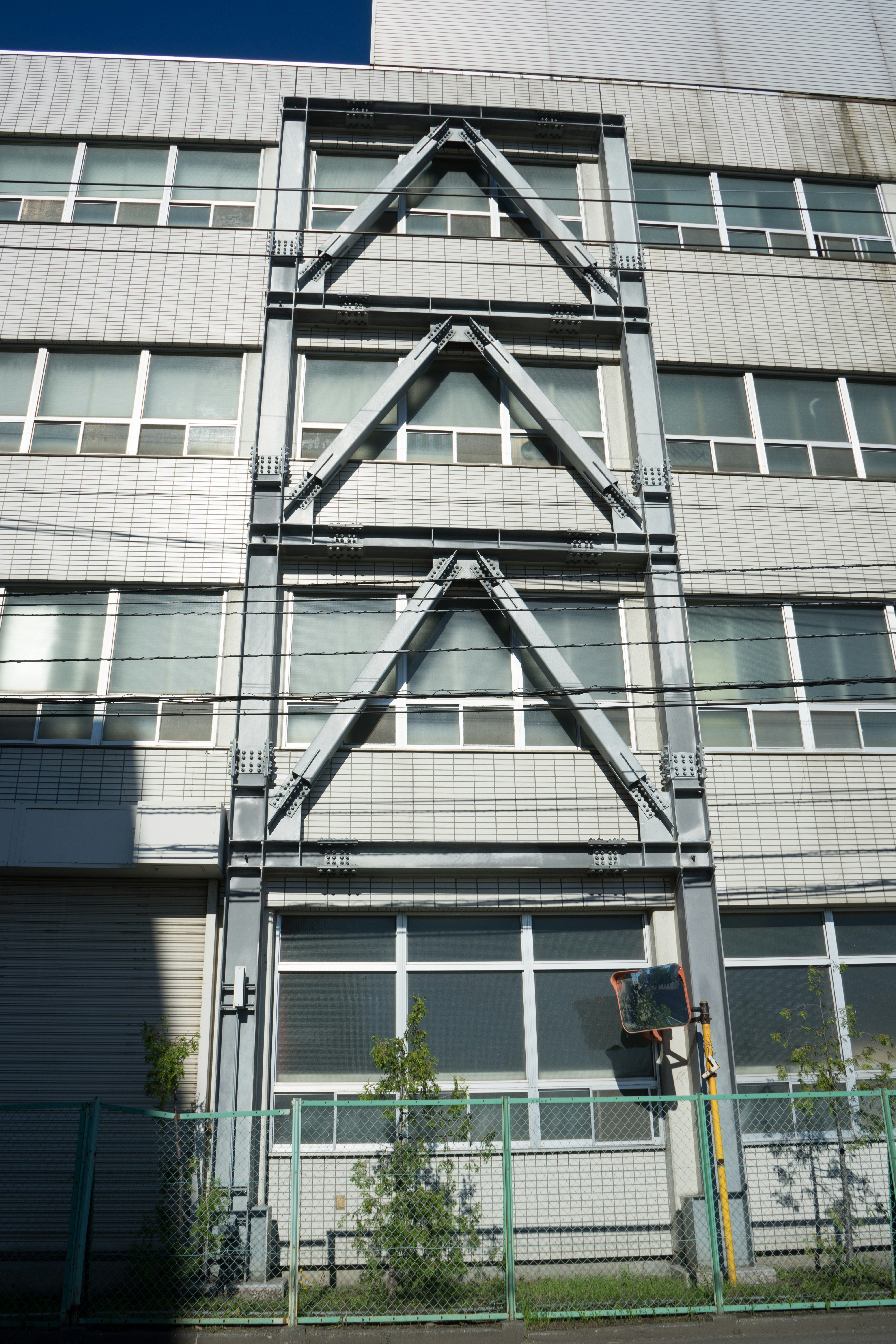 三角形の外骨格が見える建物の外観