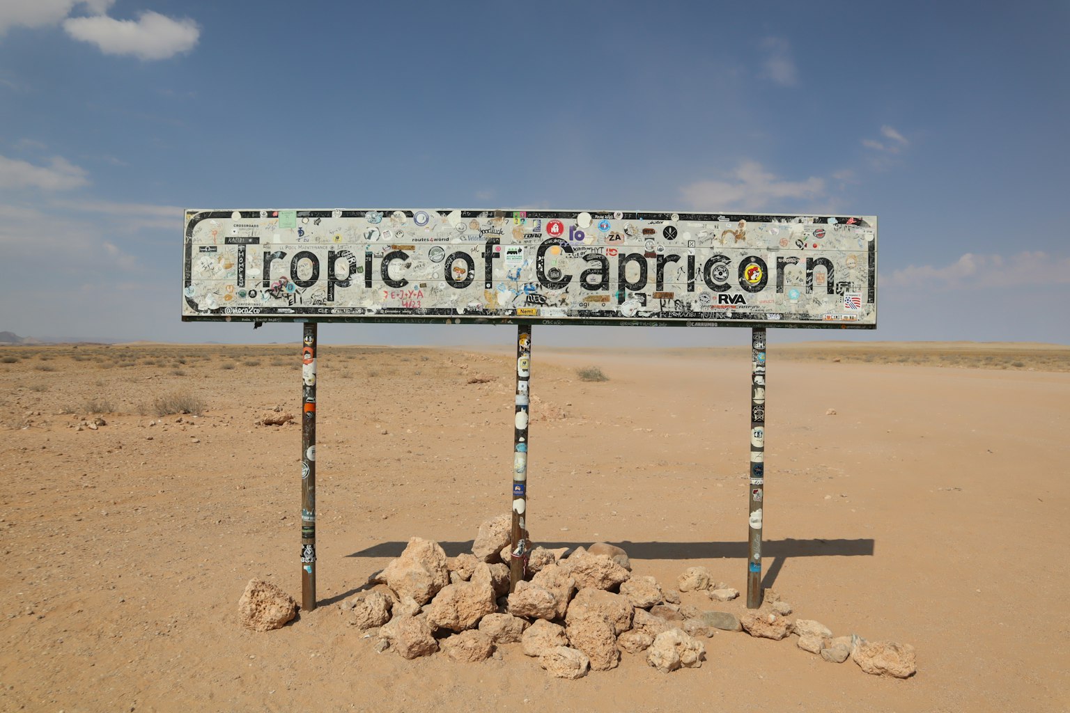 Cartello del Tropico del Capricorno in un paesaggio desertico