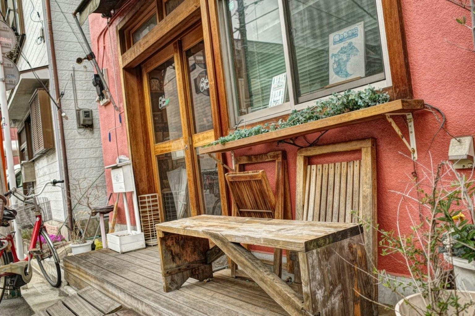 Esterno di caffè con tavolo in legno e muri colorati