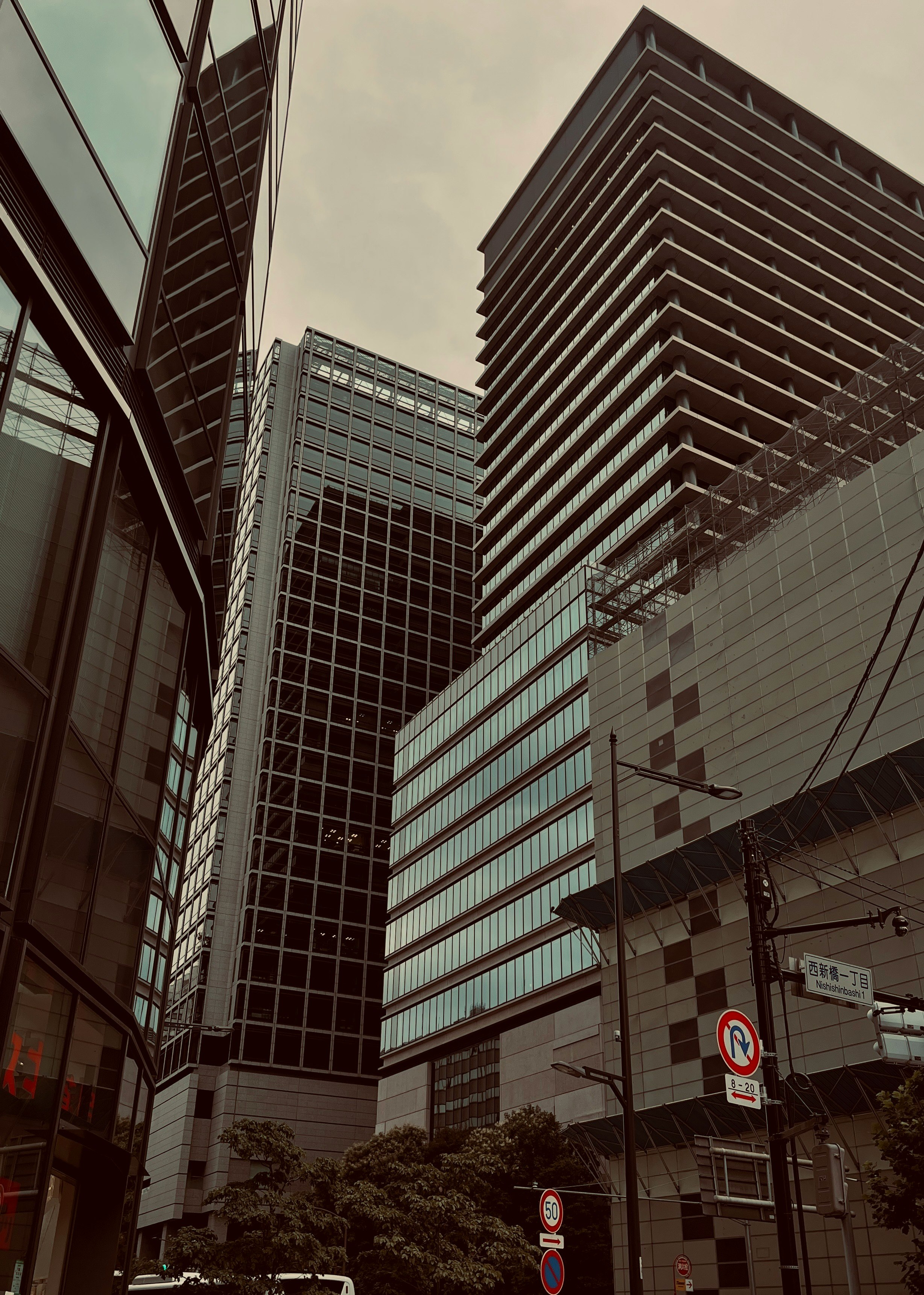 ビル群の高層建築と街路の見上げ風景