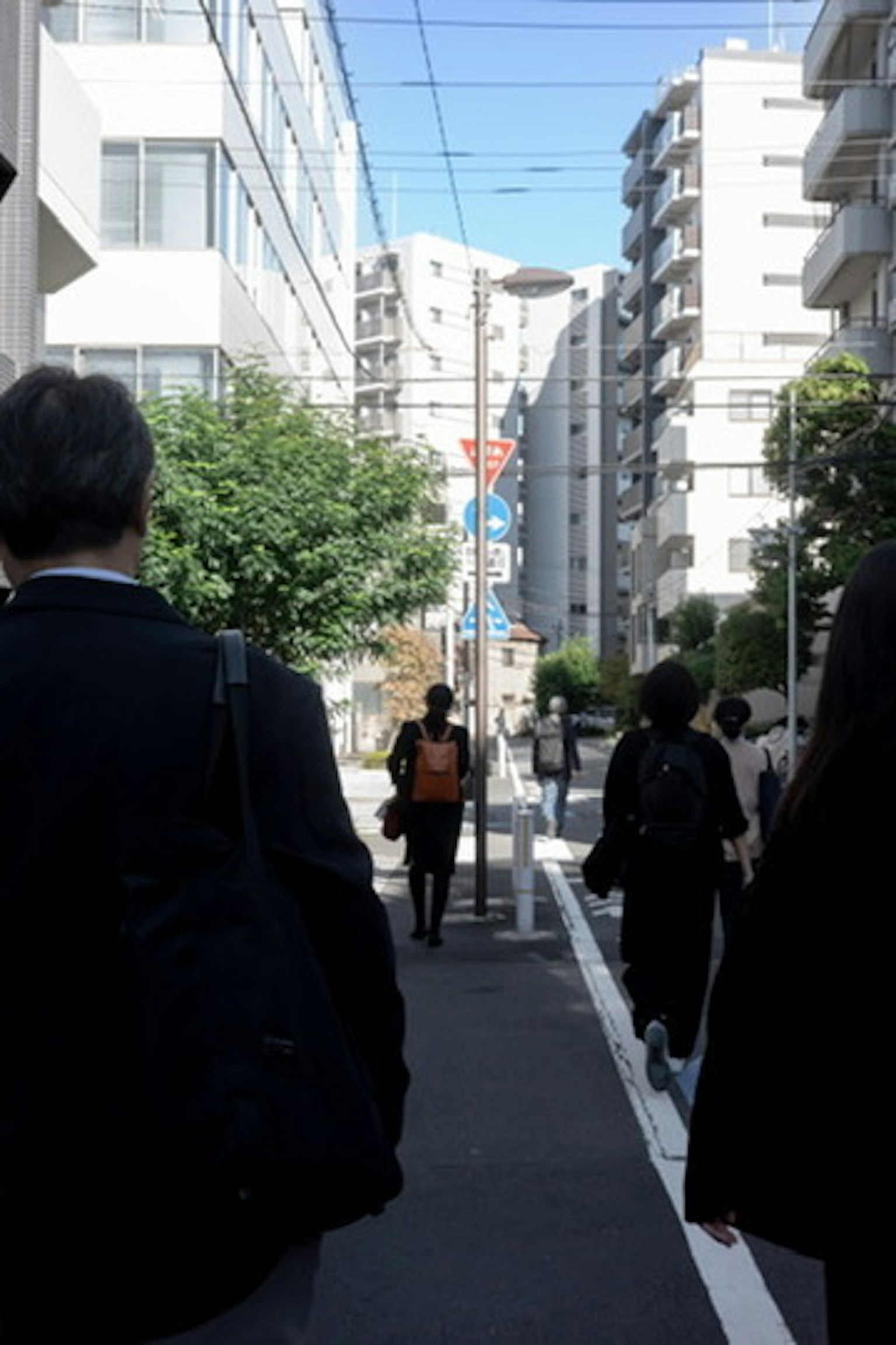 城市街道場景，有人穿著西裝走路