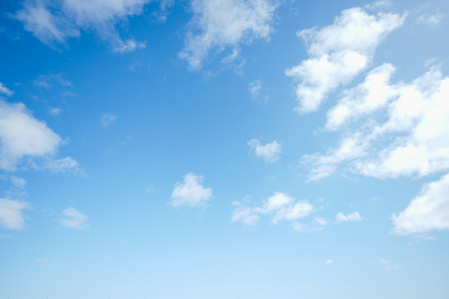 Cielo blu chiaro con nuvole bianche soffici