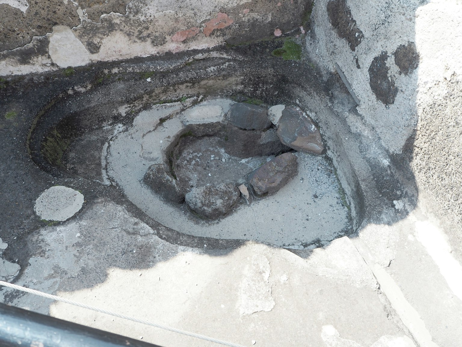Structure de toilettes anciennes avec des éléments en pierre
