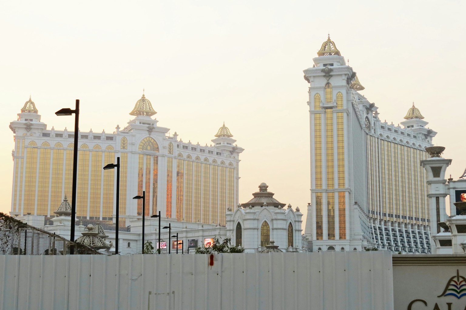 อาคารหรูหราตั้งอยู่ในแสงสลัวของพระอาทิตย์ตก
