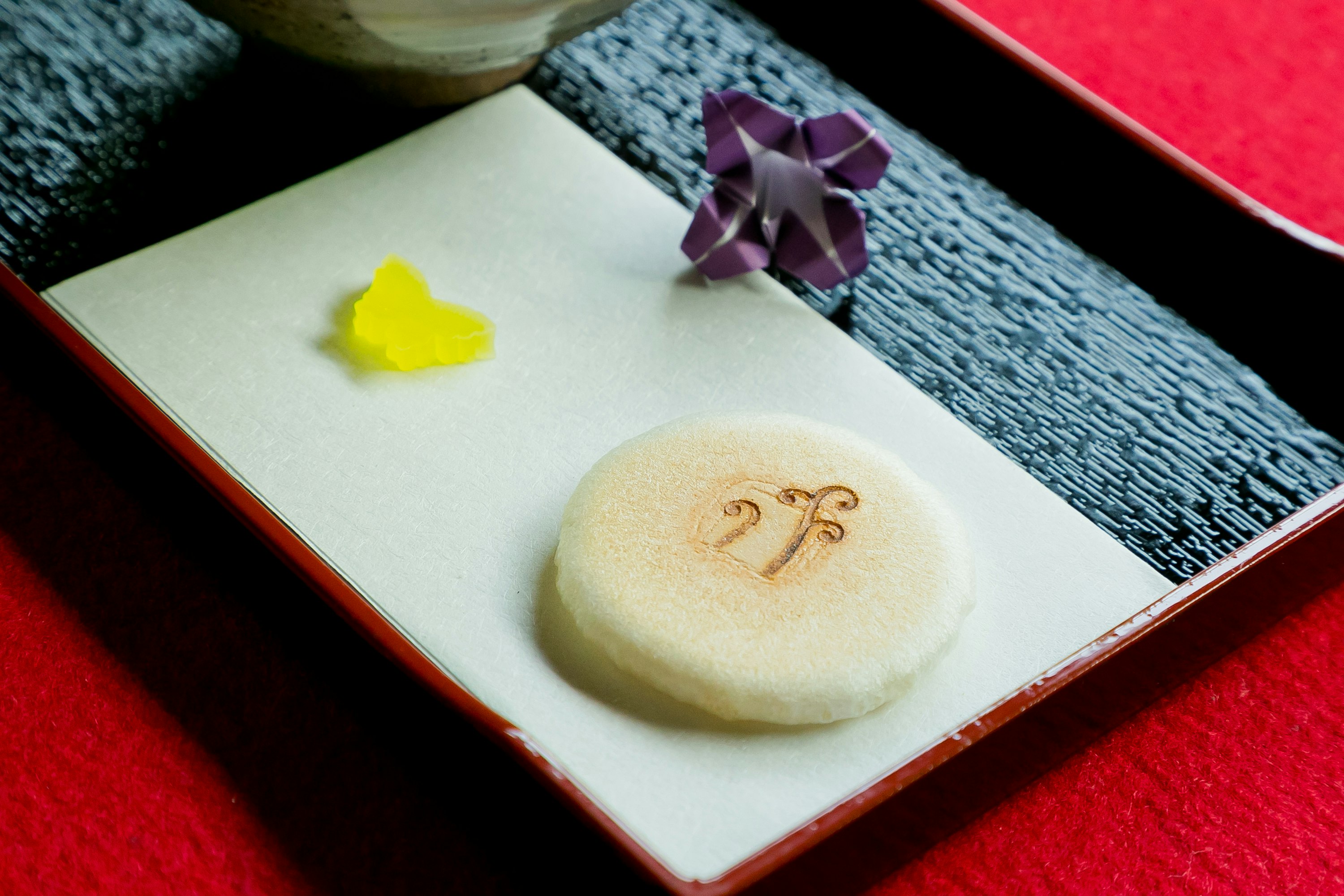 赤い箱の中の和菓子と焼き印