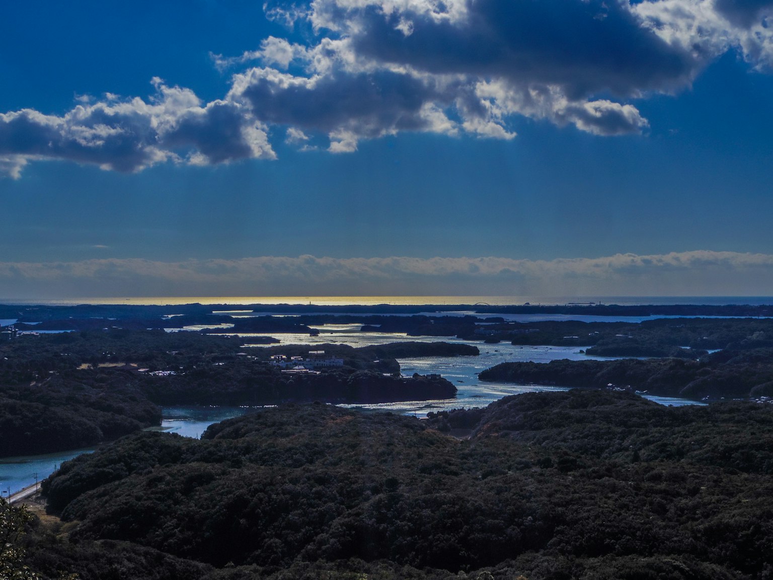 Vue panoramique d'un ciel bleu avec des nuages au-dessus des eaux tranquilles entourées d'îles verdoyantes