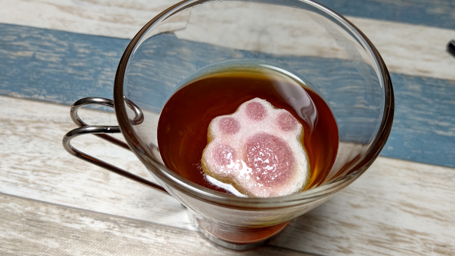 茶中漂浮着可爱的爪子形状的棉花糖
