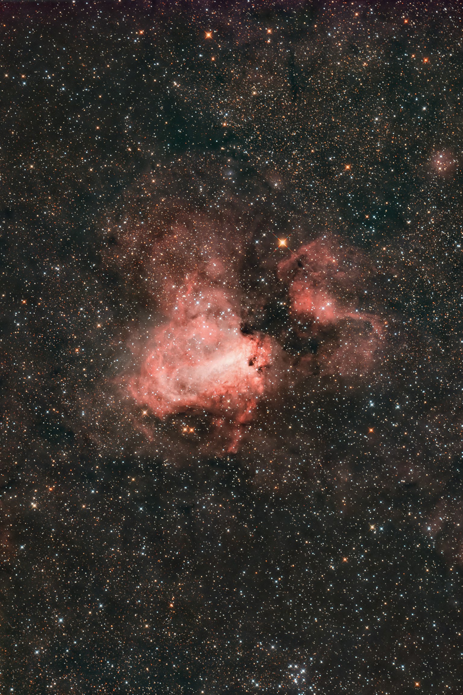 Image magnifique d'une nébuleuse Gaz rouge vif et étoiles brillantes dans le ciel nocturne