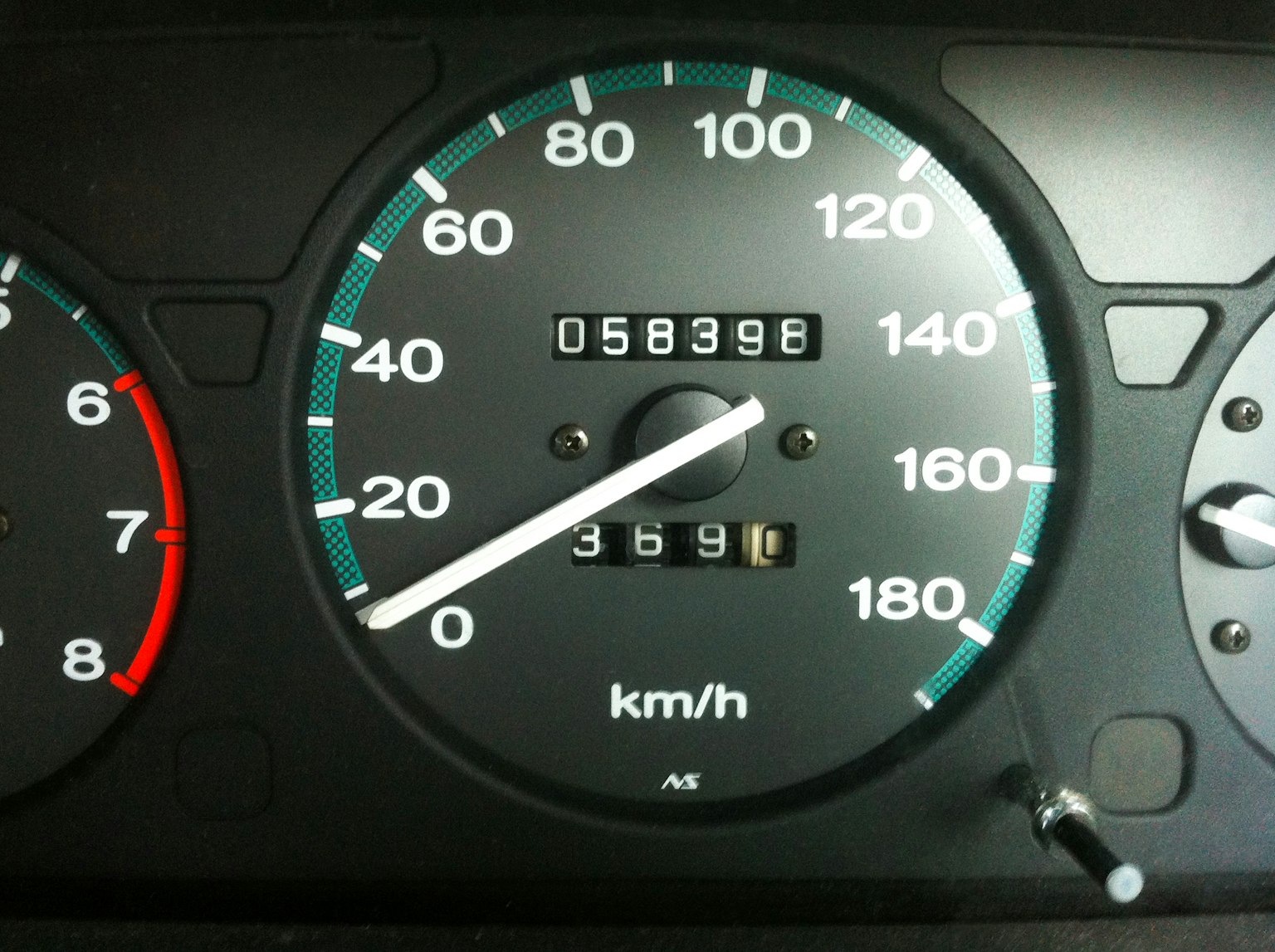 Compteur de vitesse affichant la vitesse en km/h avec une lecture de 058398 kilomètres