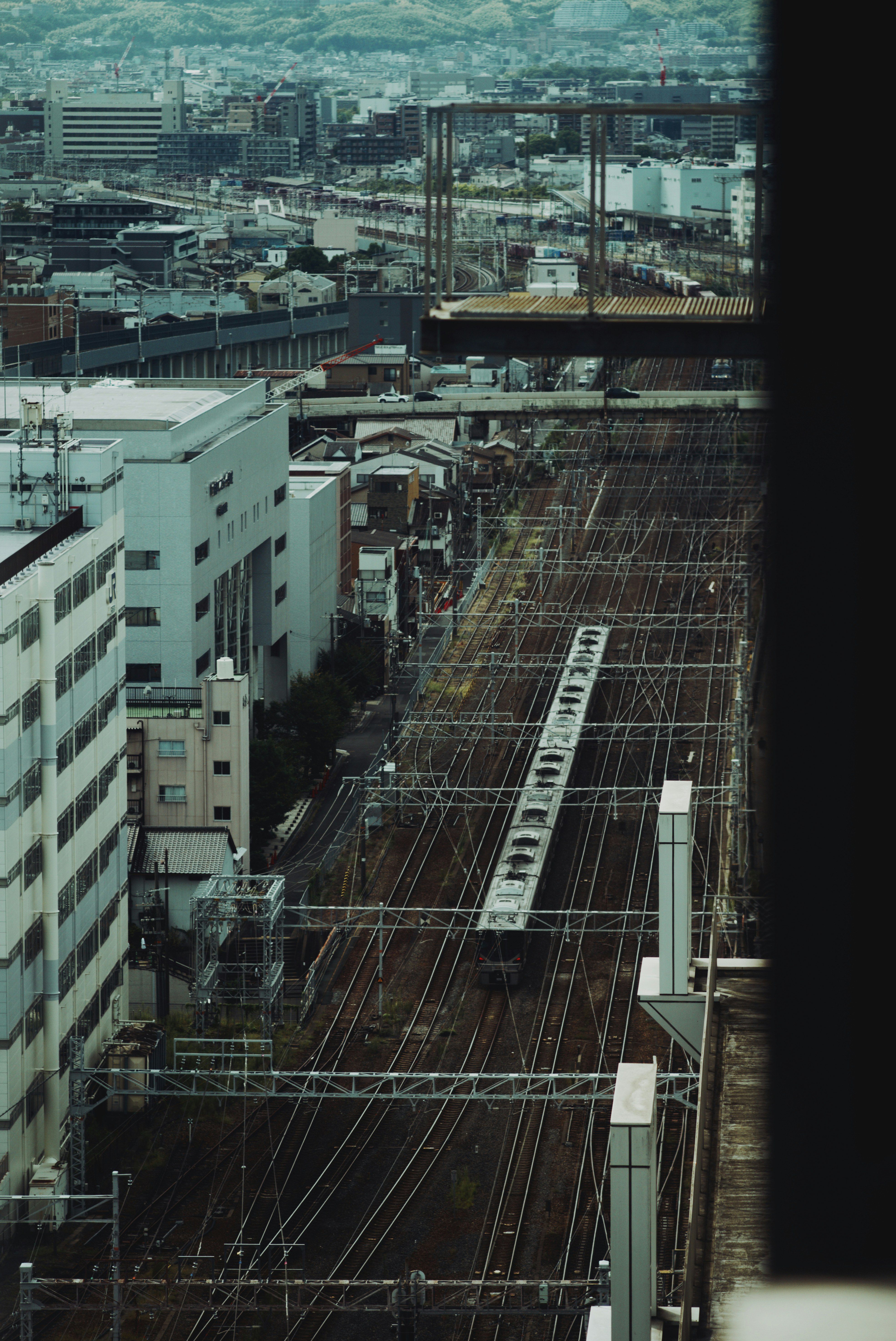 京都駅周辺の高架と線路が見える都市の眺望