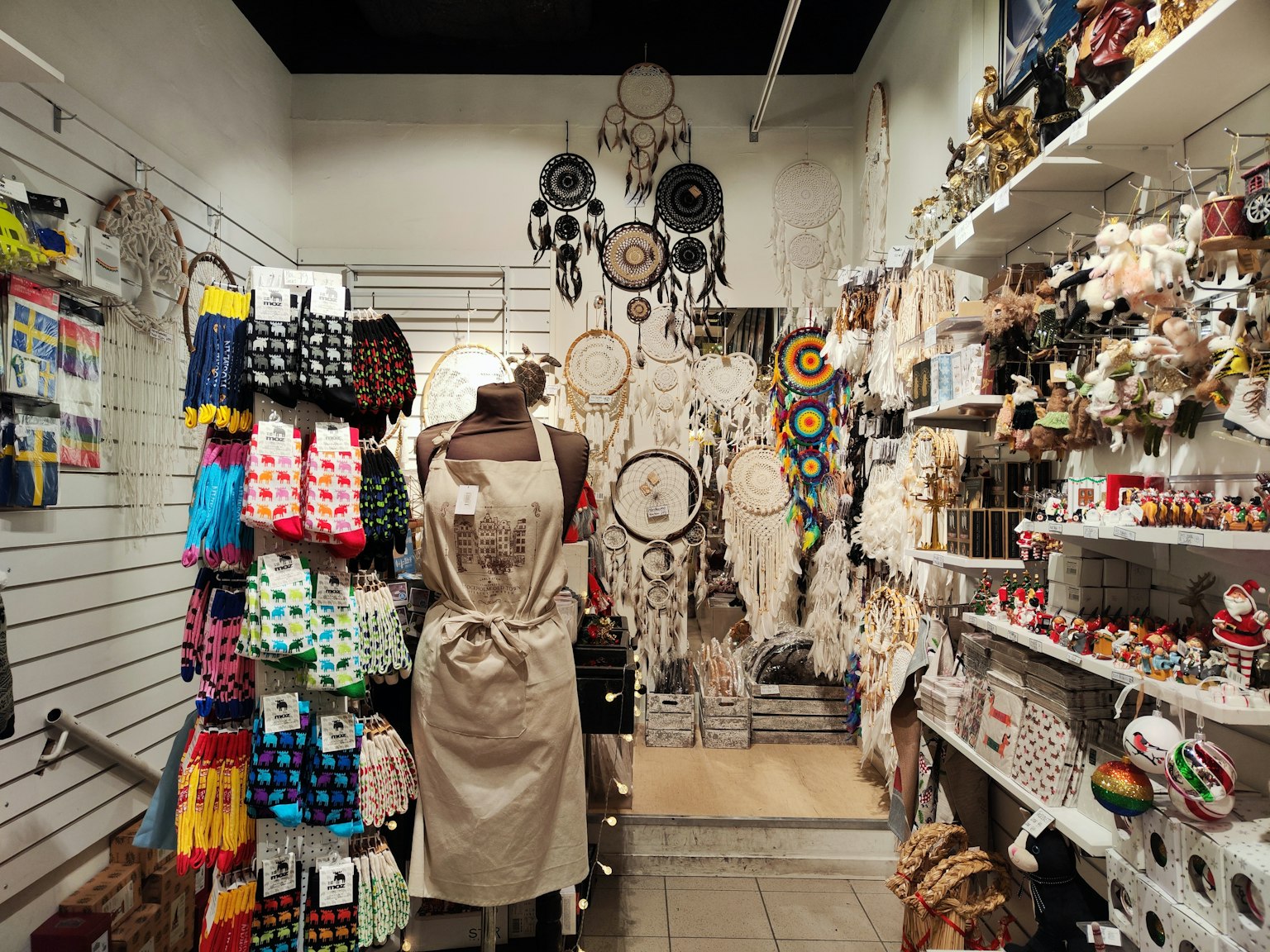 Intérieur d'un magasin rempli de attrape-rêves et de décorations faites à la main