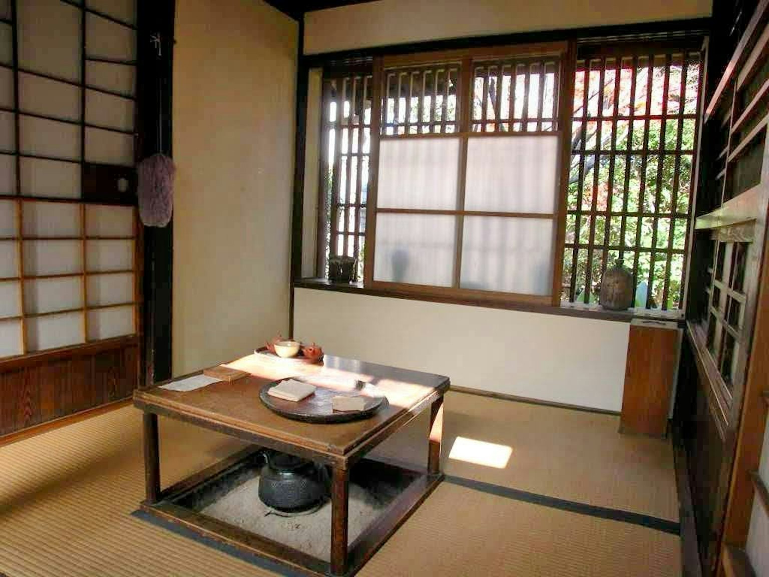 简约的日本房间内部，桌子和坐垫，自然光透过窗户洒入
