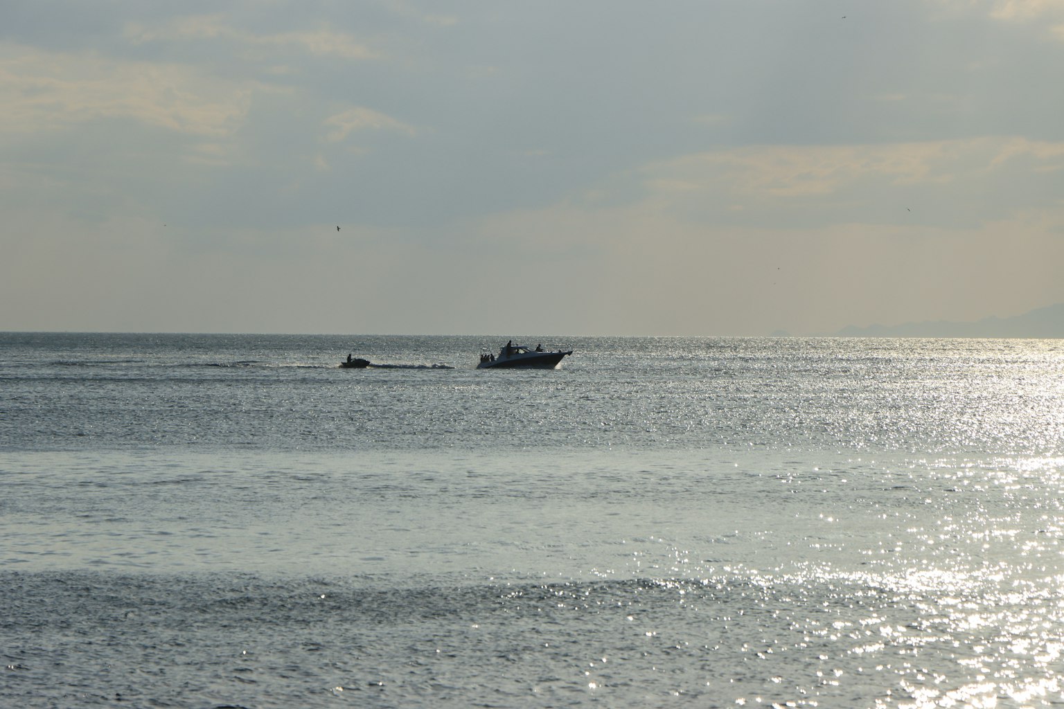 一艘小船漂浮在海面上，水面平静
