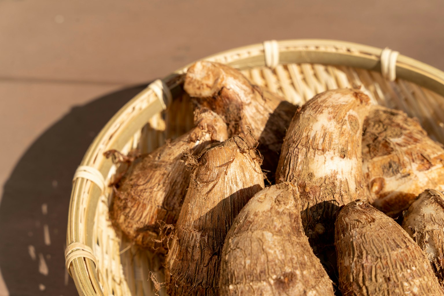Taro-Wurzeln in einem geflochtenen Korb angeordnet