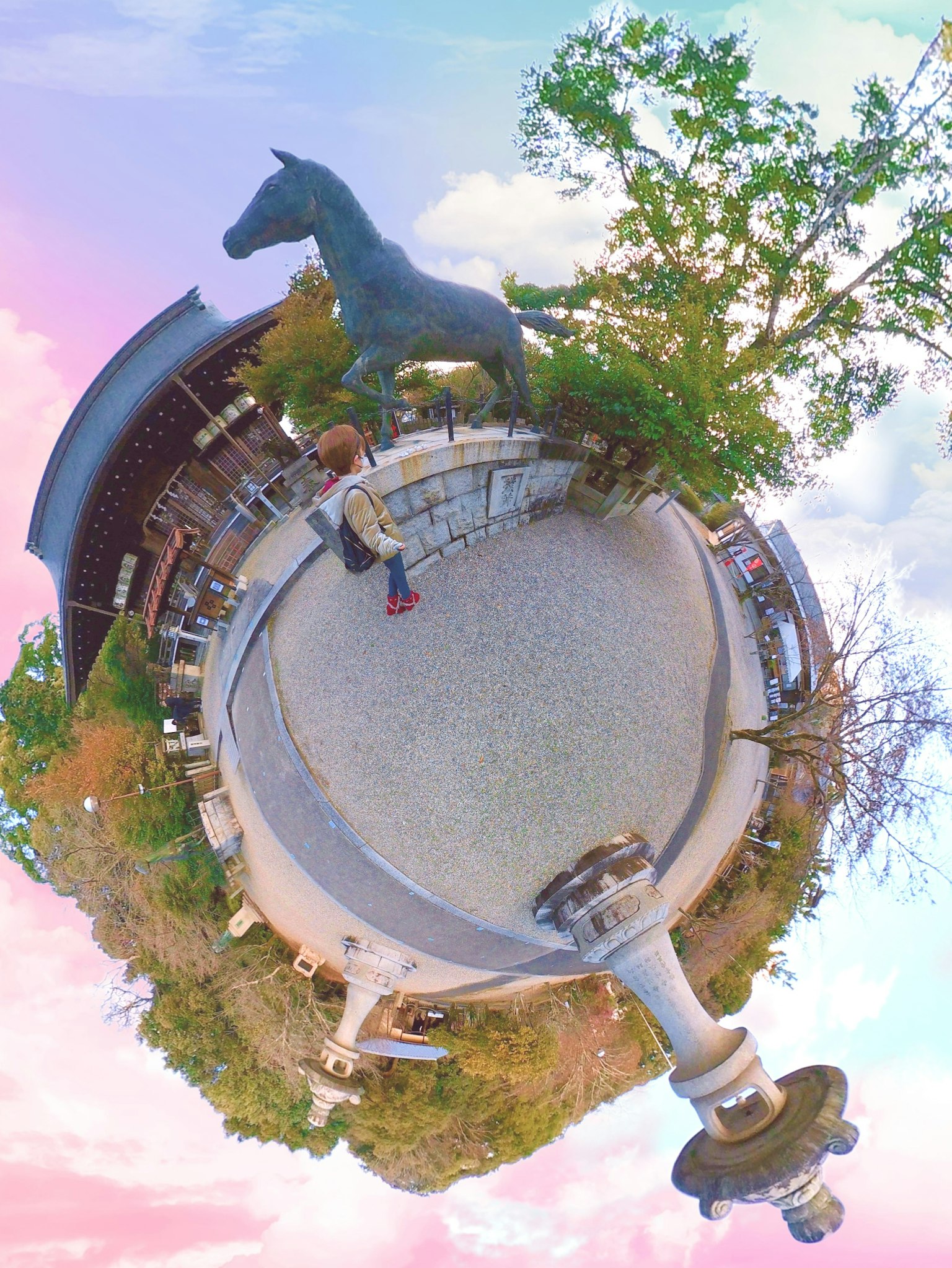 Une petite panorama sphérique avec une statue de cheval et des arbres verts environnants