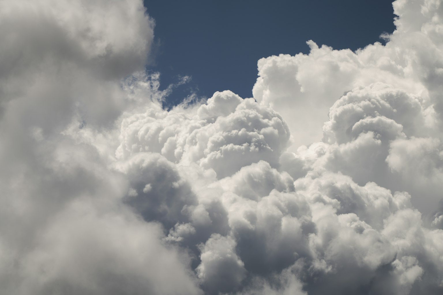 Nuvole bianche soffici che riempiono il cielo blu