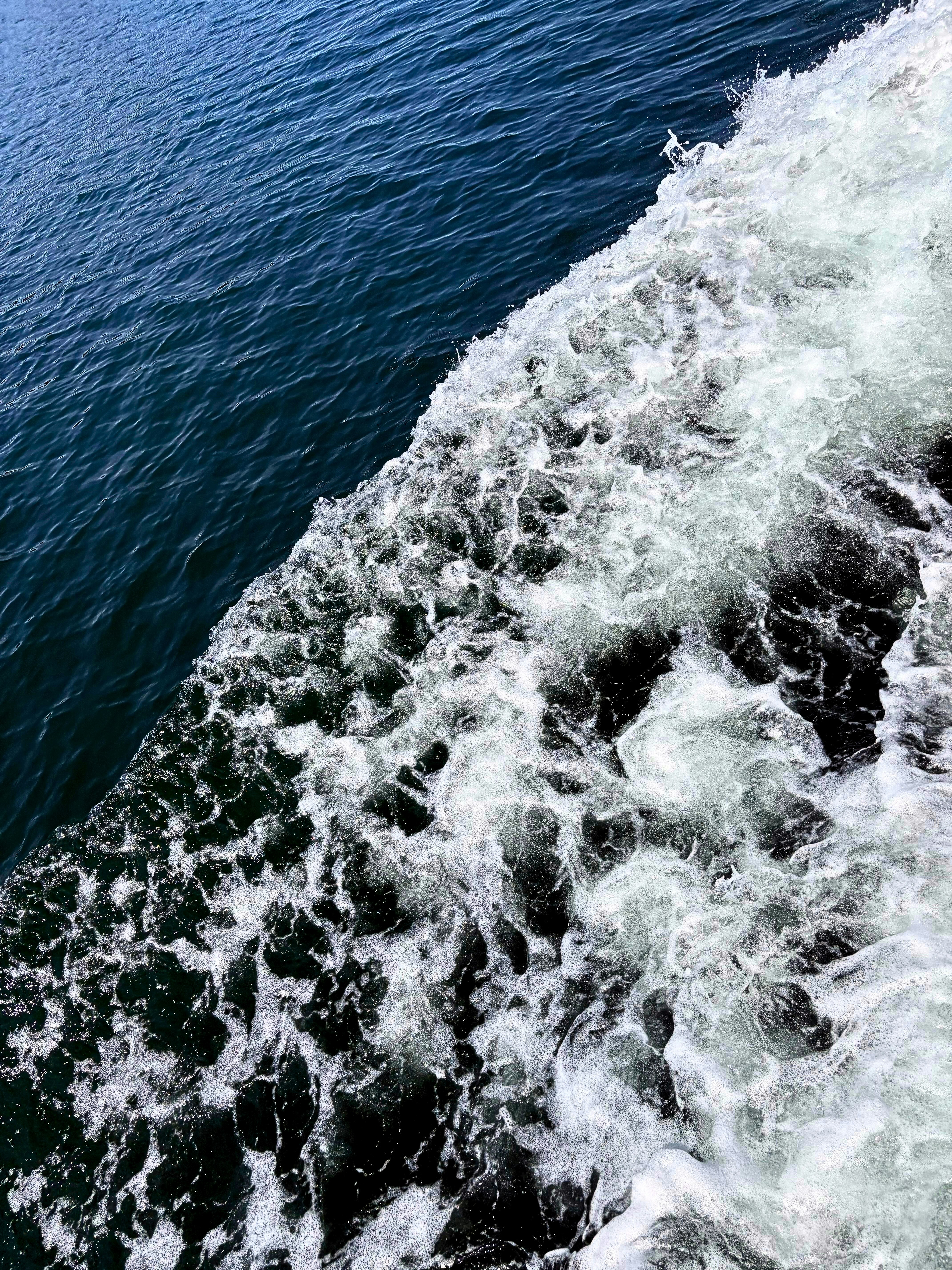 波しぶきが立つ海面の水しぶき