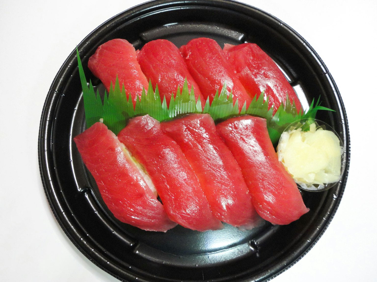 Assortiment de sushi nigiri au thon frais sur une assiette noire