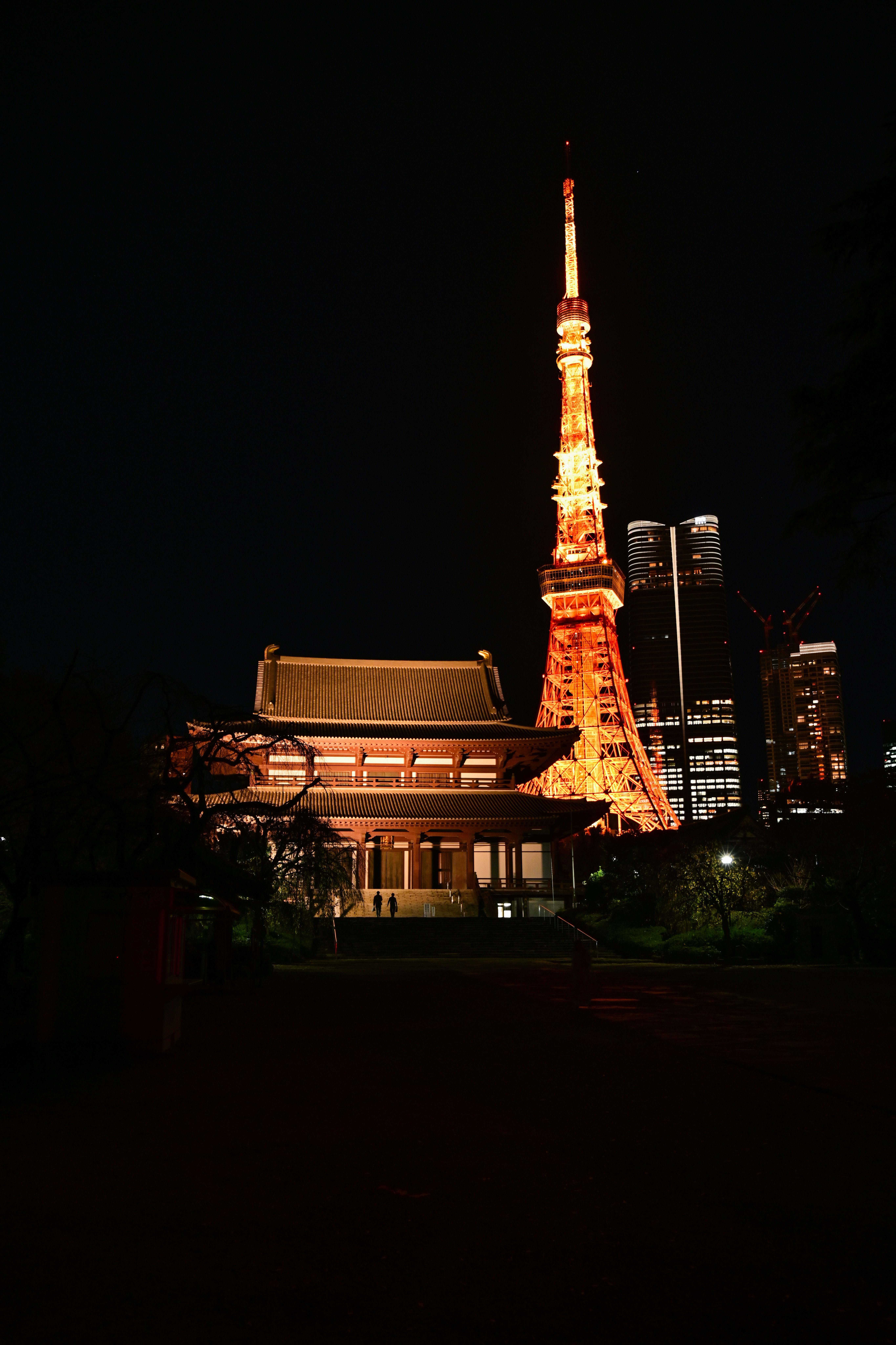 vista nocturna de la Torre de Tokio y el Tokyo Skytree