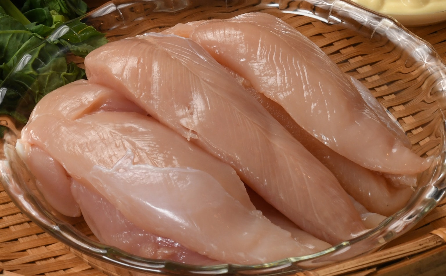 新鲜鸡胸肉片摆放在玻璃盘中