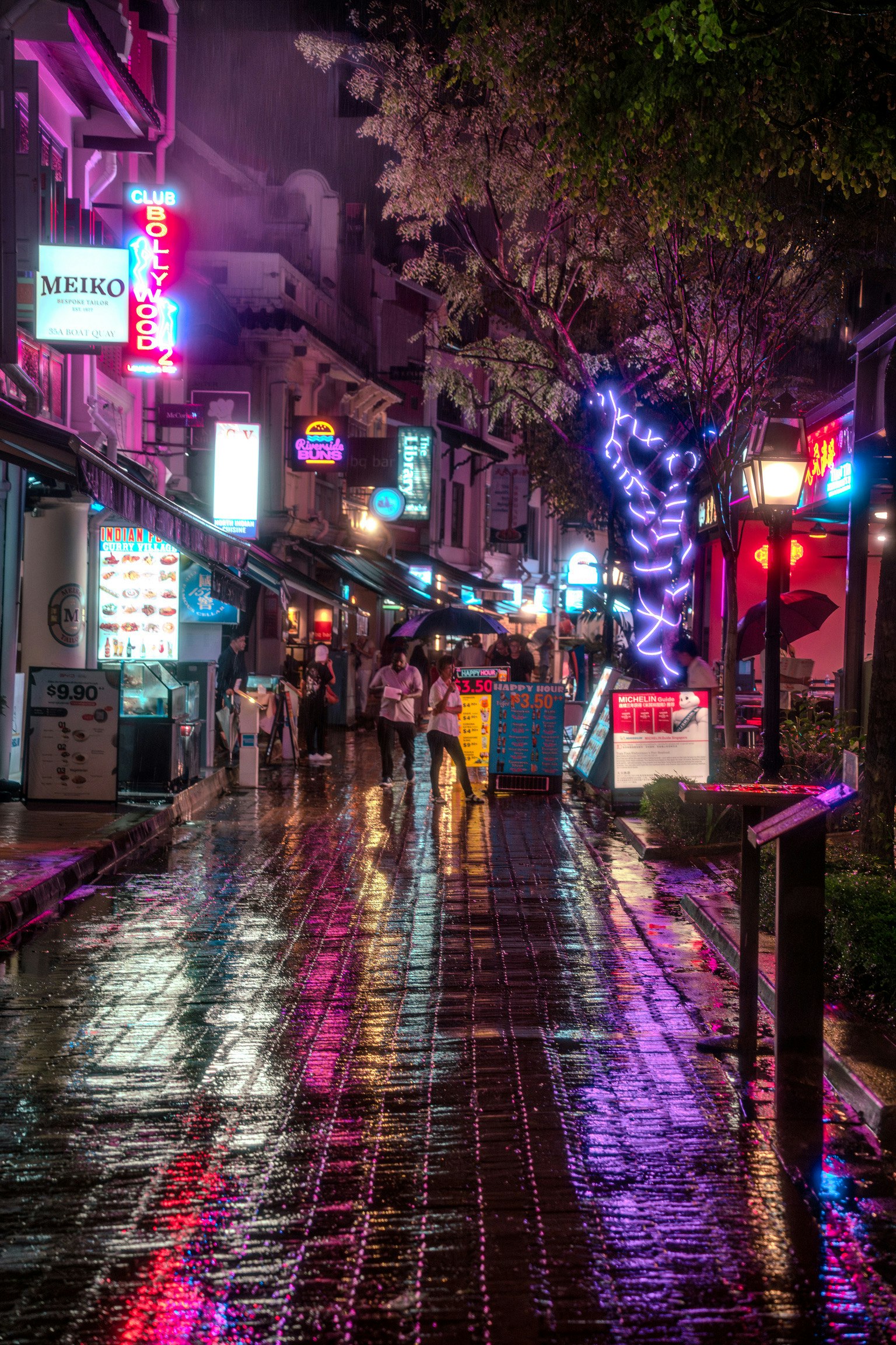 夜間街景，閃爍的霓虹燈和反射的濕路面