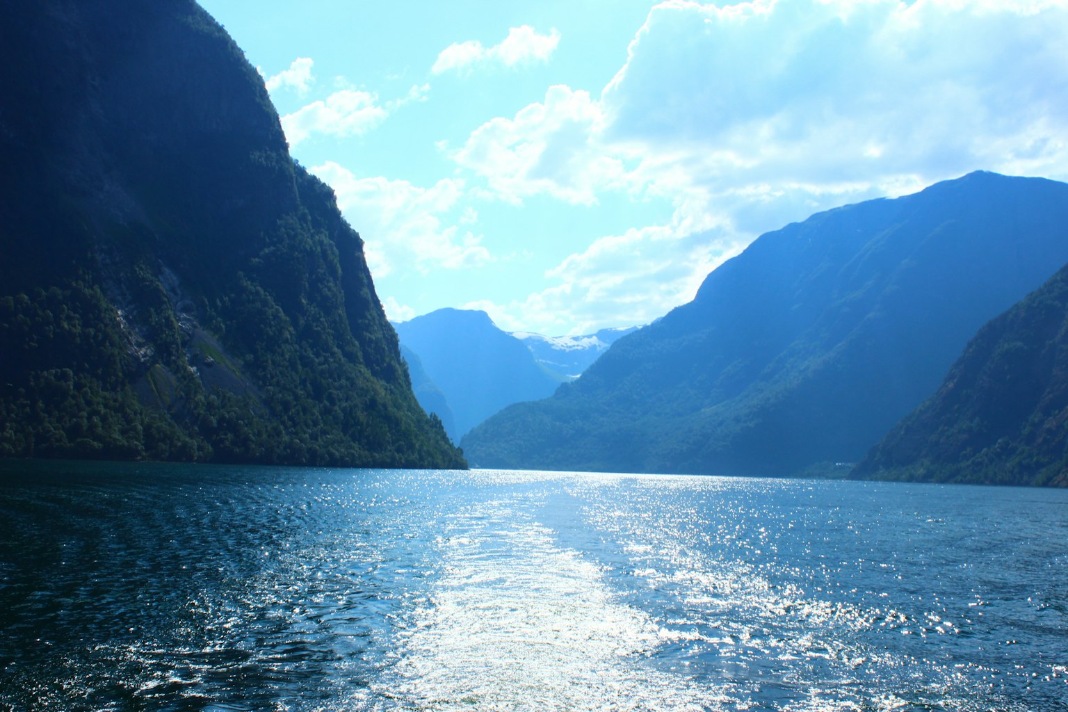 Cảnh fjord đẹp với mặt nước xanh và những ngọn núi xung quanh