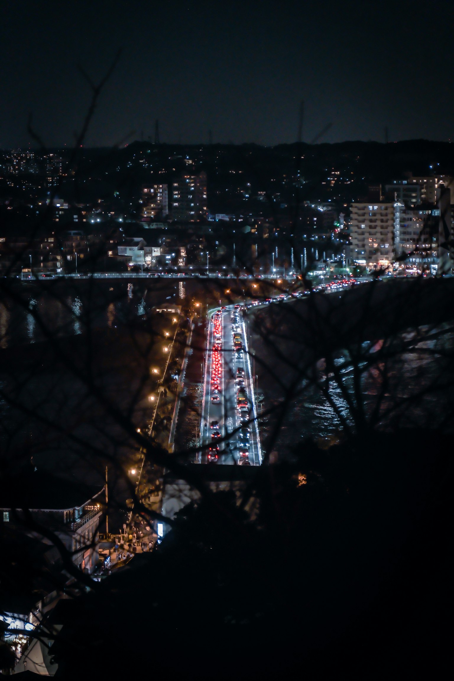 夜間城市景觀，照亮的河流和道路