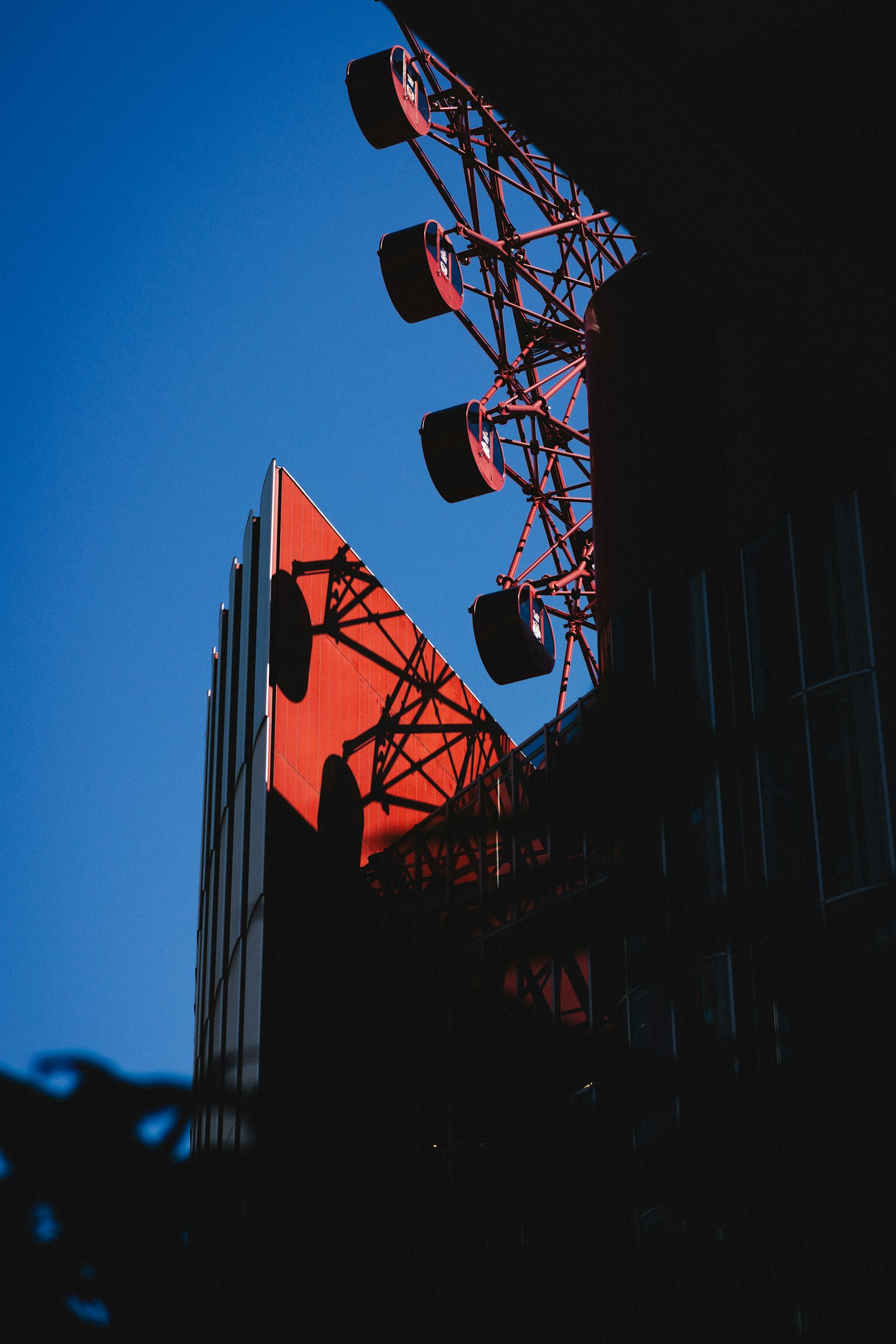红色塔楼与蓝天的鲜明对比以及建筑元素