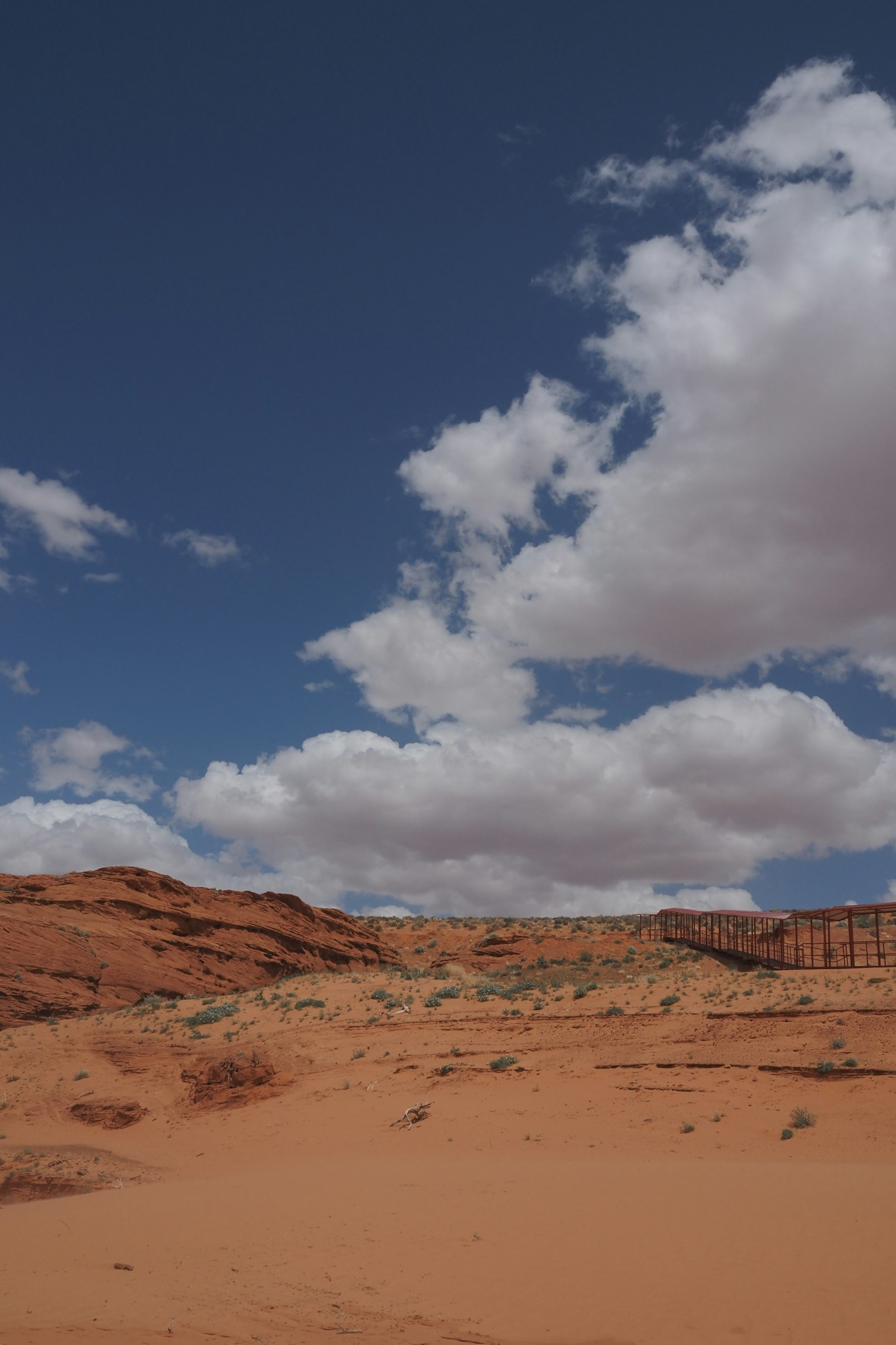 Paysage avec un désert rouge sous un ciel bleu et des nuages blancs