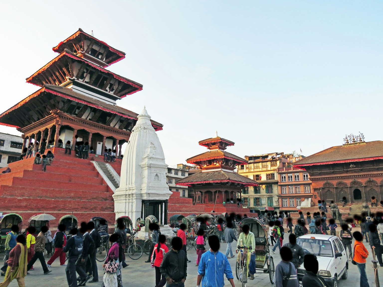 Menschenmenge auf dem Durbar-Platz in Bhaktapur mit historischen Gebäuden
