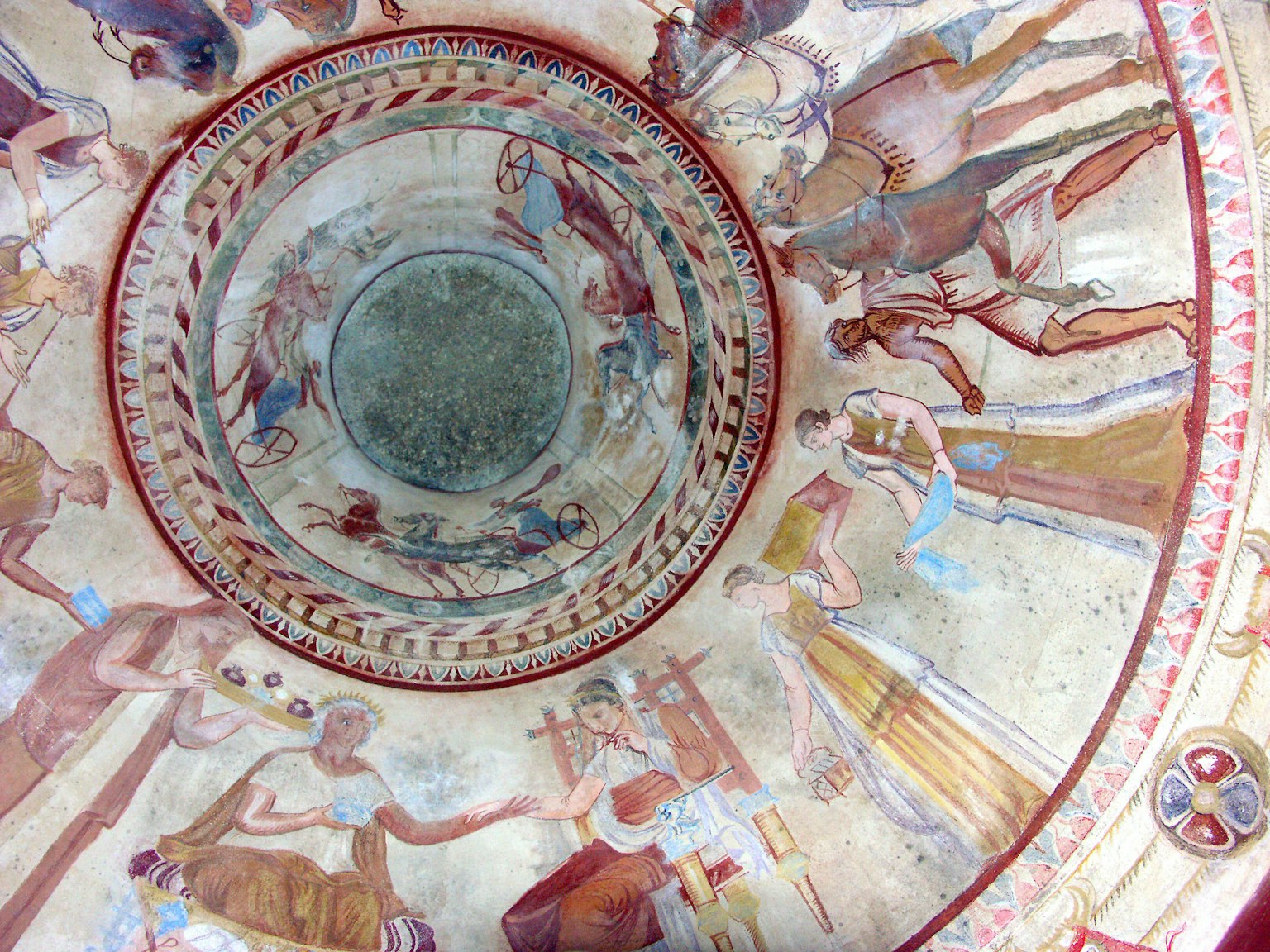 Image d'un plafond circulaire avec des fresques anciennes représentant des personnages historiques et des dieux entourant un espace central