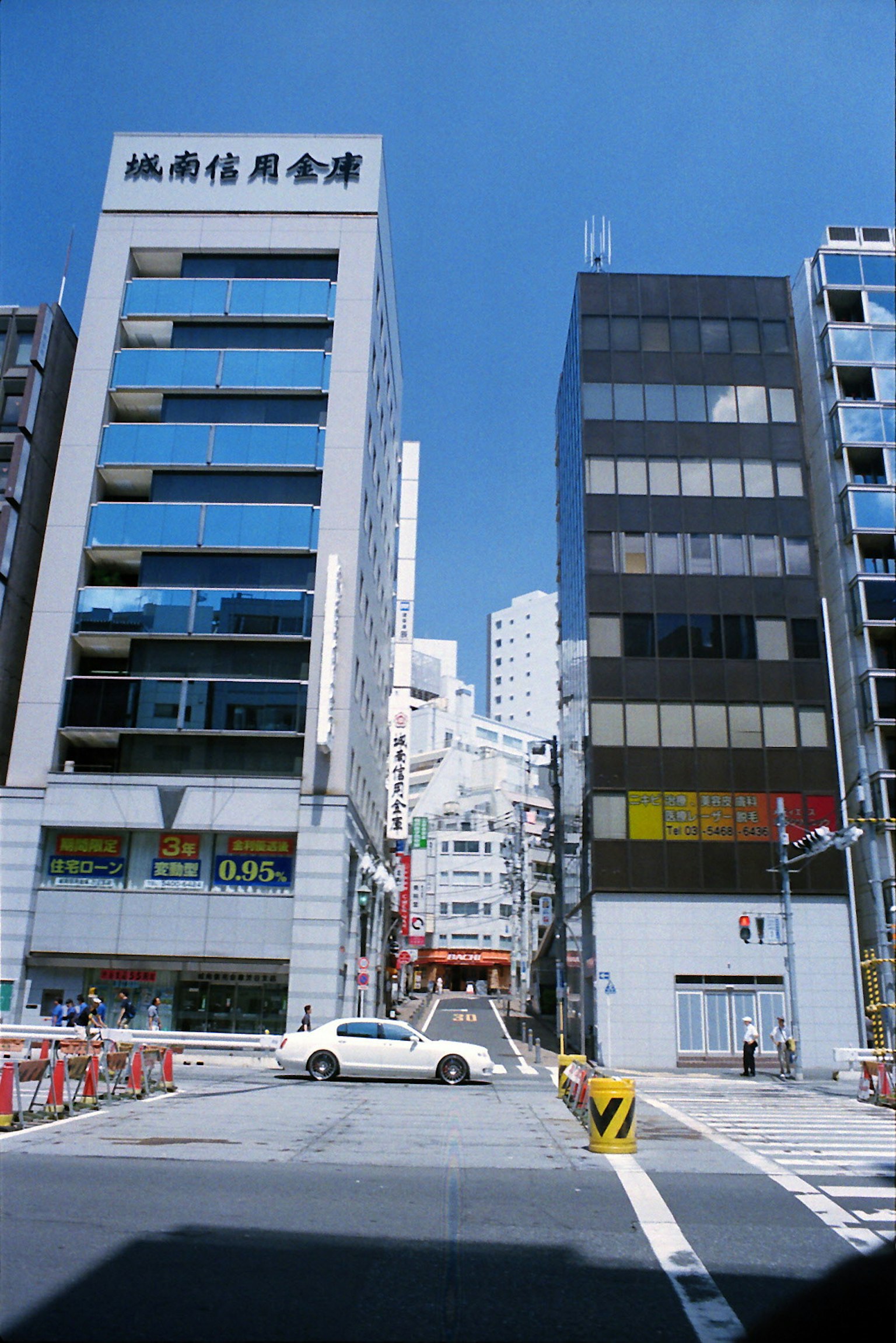 Bâtiments urbains et intersection sous un ciel bleu clair