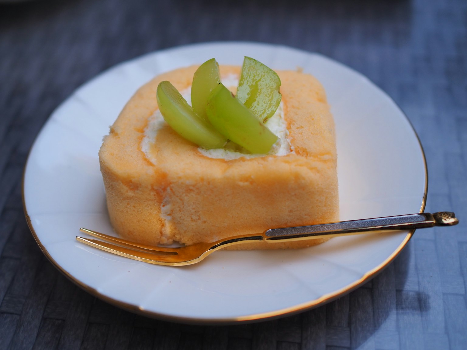 Bánh cuộn cam phủ kem và lát dưa xanh
