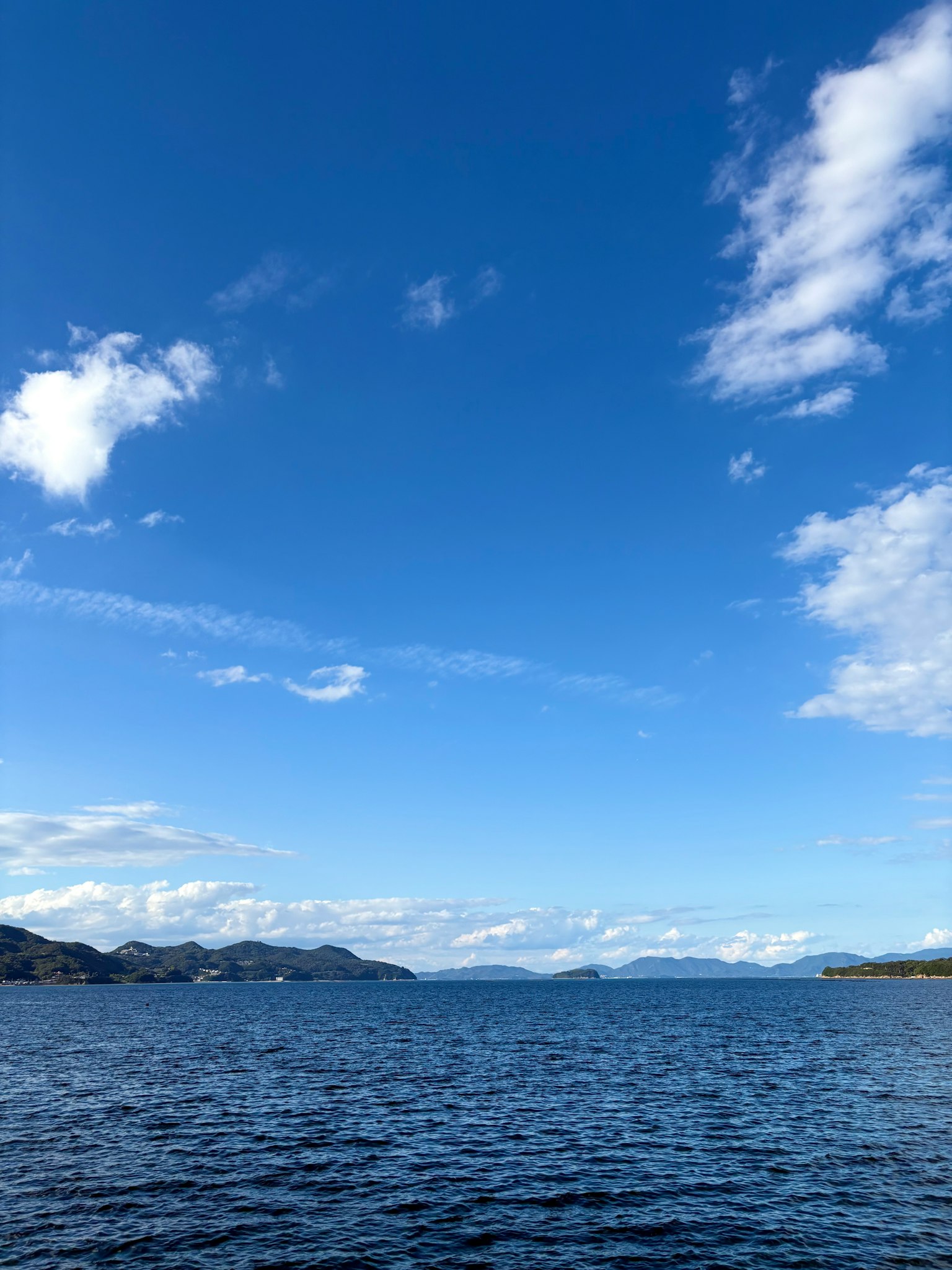Malersicher Blick auf den blauen Himmel und das ruhige Meer