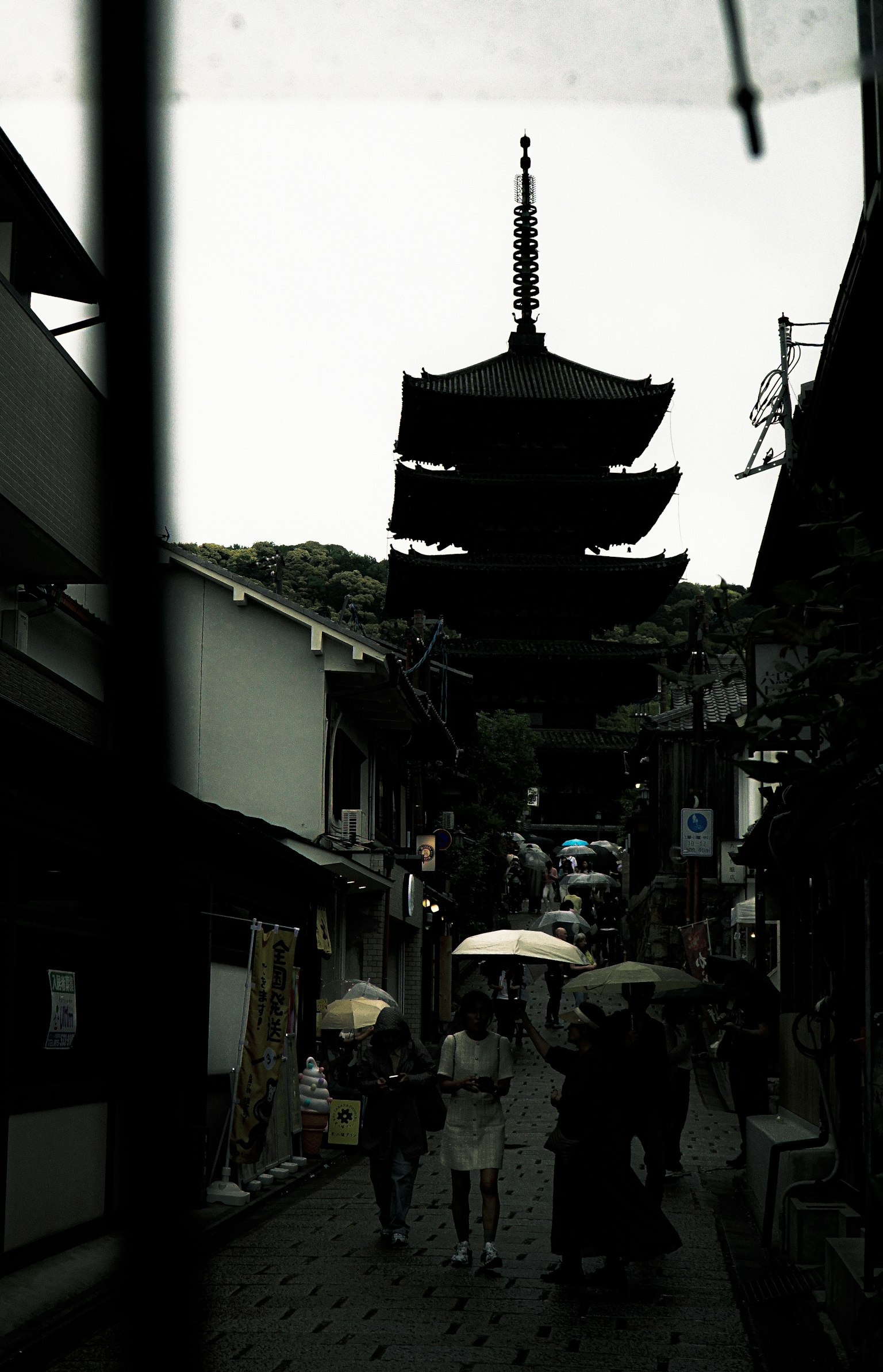 Persone che camminano in una strada tranquilla con una pagoda sullo sfondo