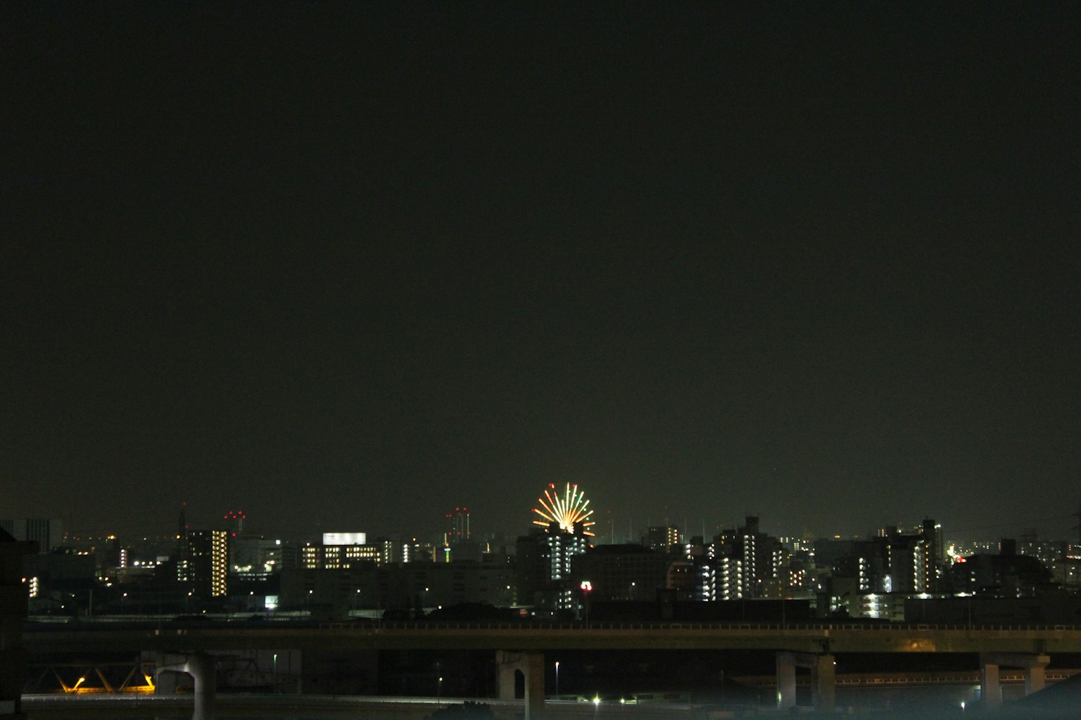 夜景城市天际线与照明摩天轮