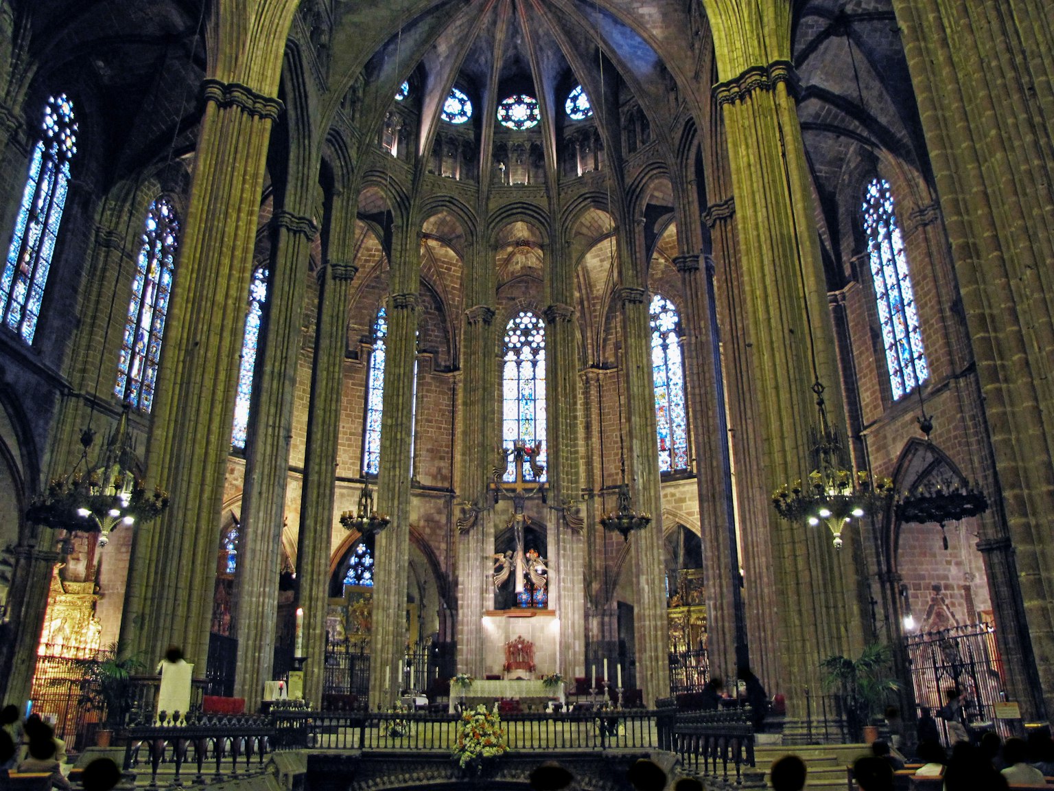 Großes gotisches Kircheninnere mit hohen Decken und schönen Buntglasfenstern