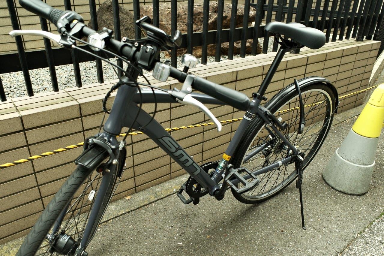 戶外人行道上停放的自行車