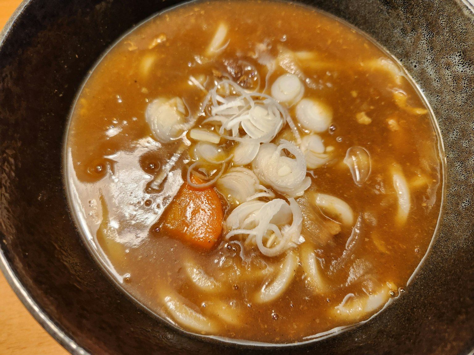 Ramen in brodo di soia con noodles sottili e guarnizioni