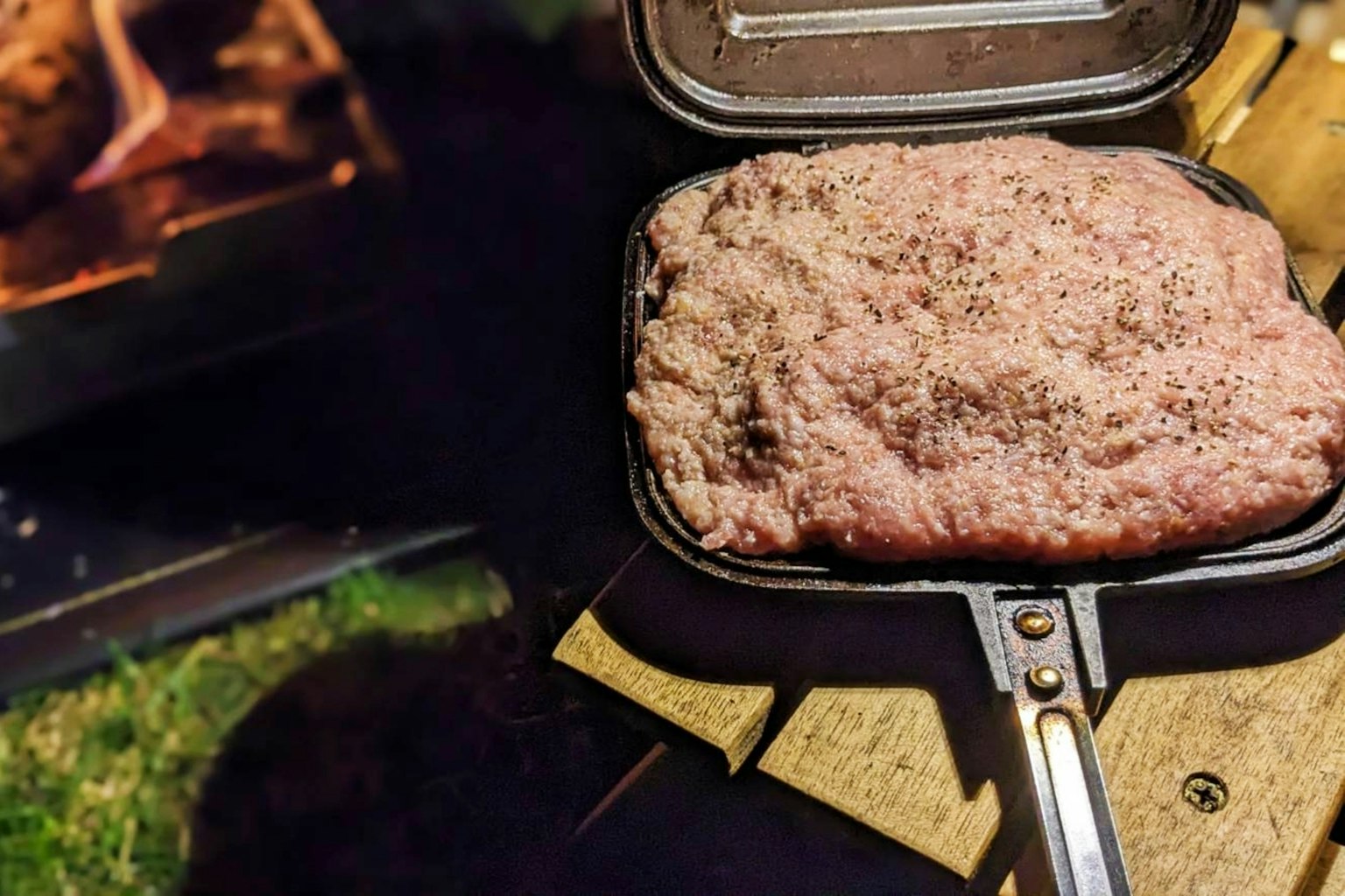 一塊大肉在篝火旁烹飪