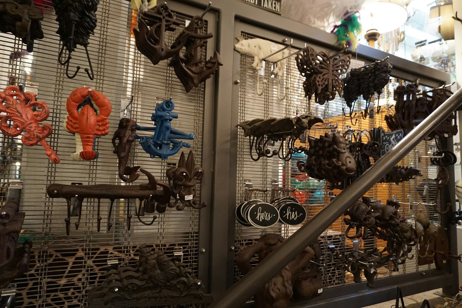 Masques colorés et décorations exposées dans un espace d'exposition artistique