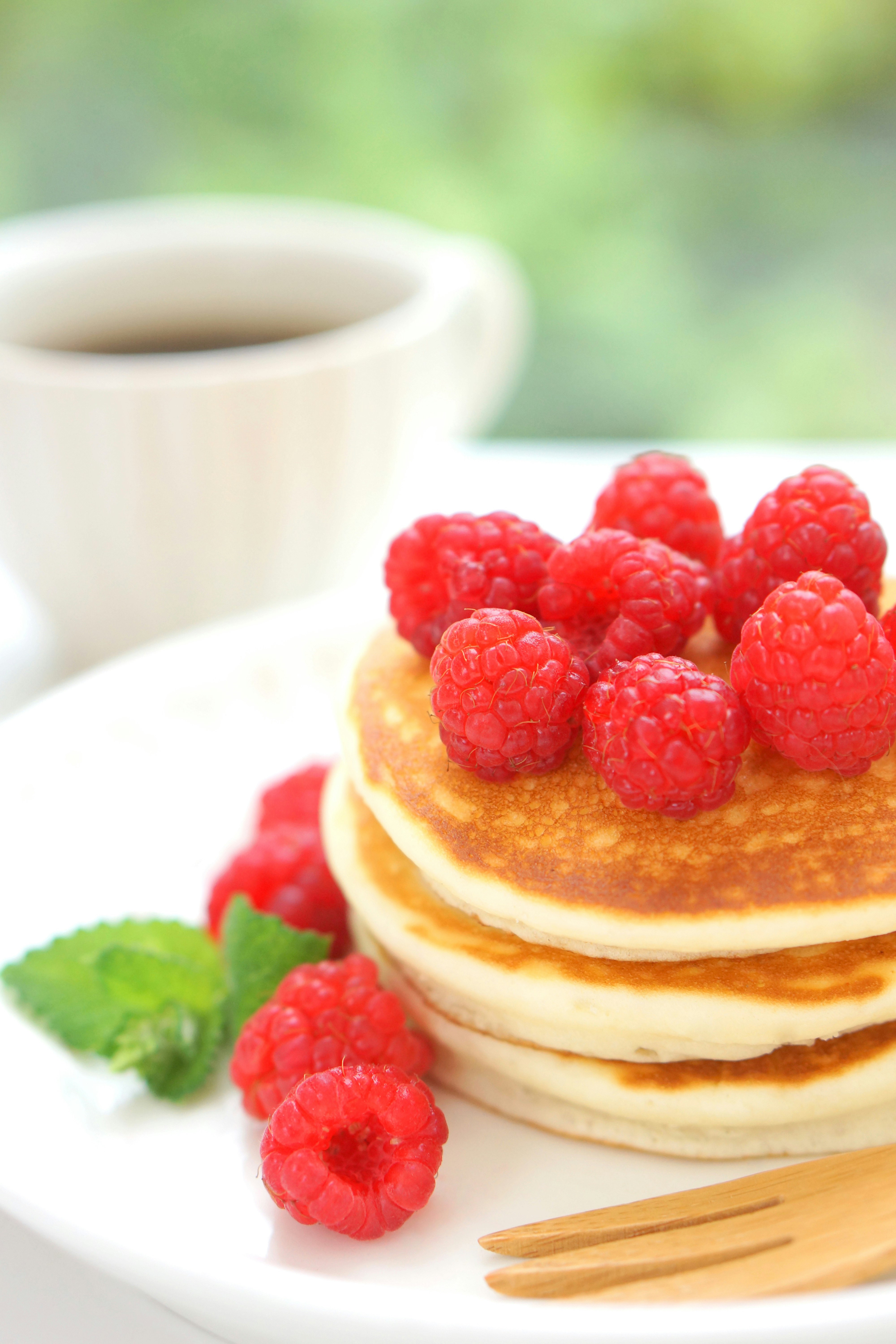 Pancake dengan raspberry dan mint