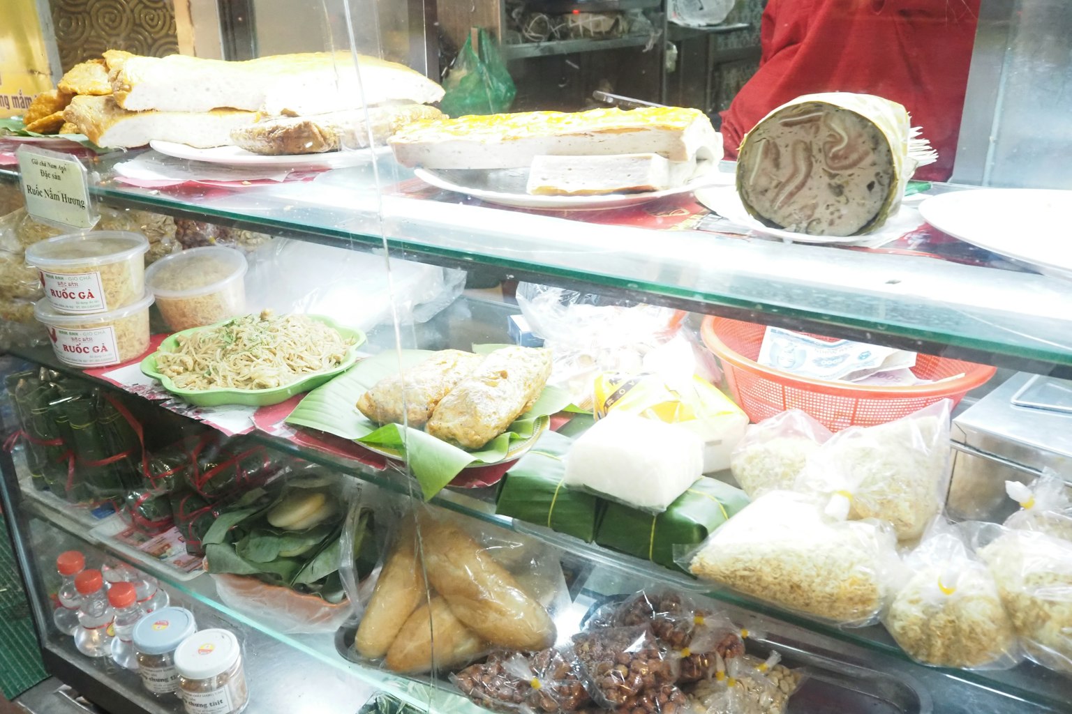 Etalase yang dipenuhi berbagai makanan termasuk hidangan gorengan dan nasi