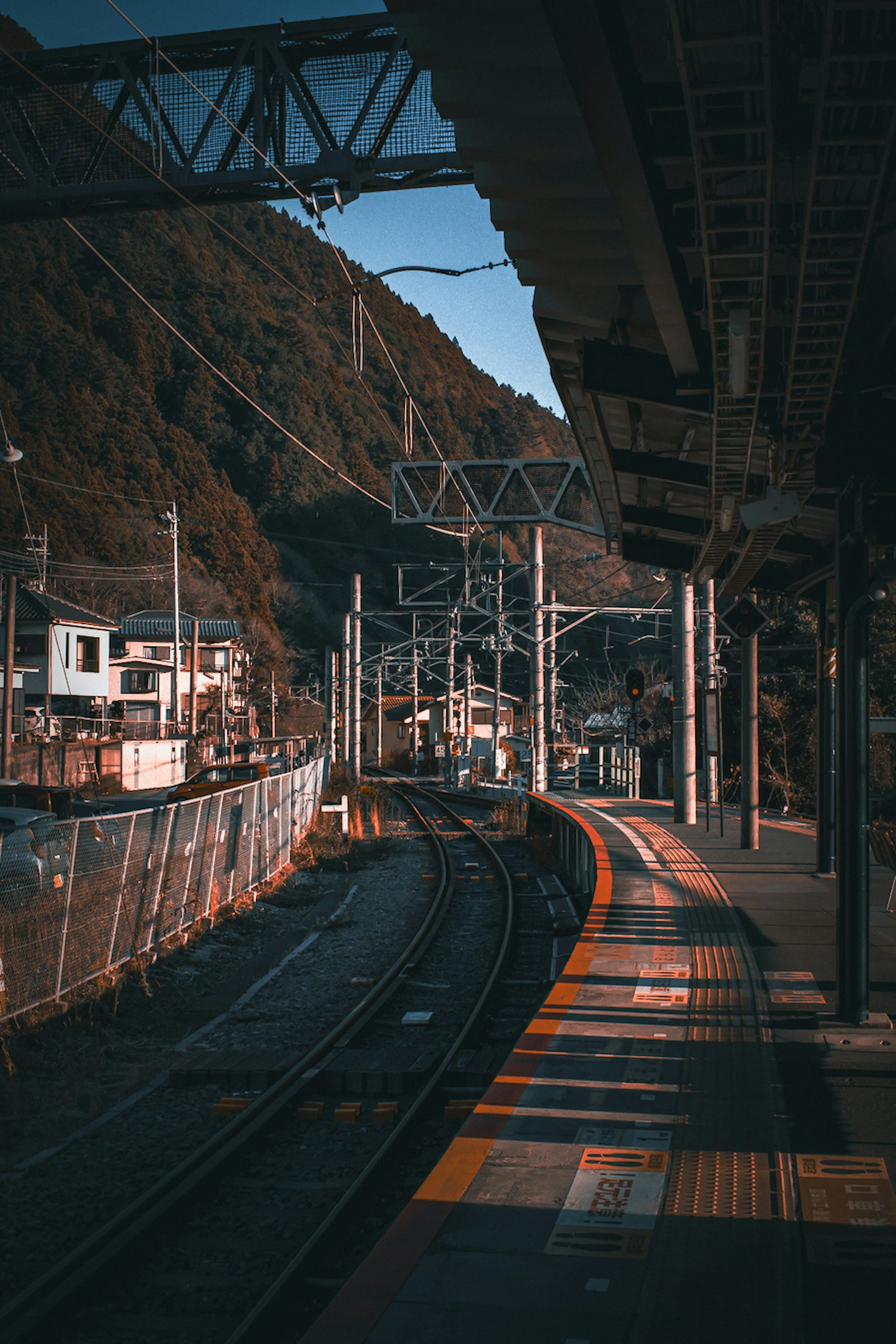기차역 플랫폼과 주변 산과 선로