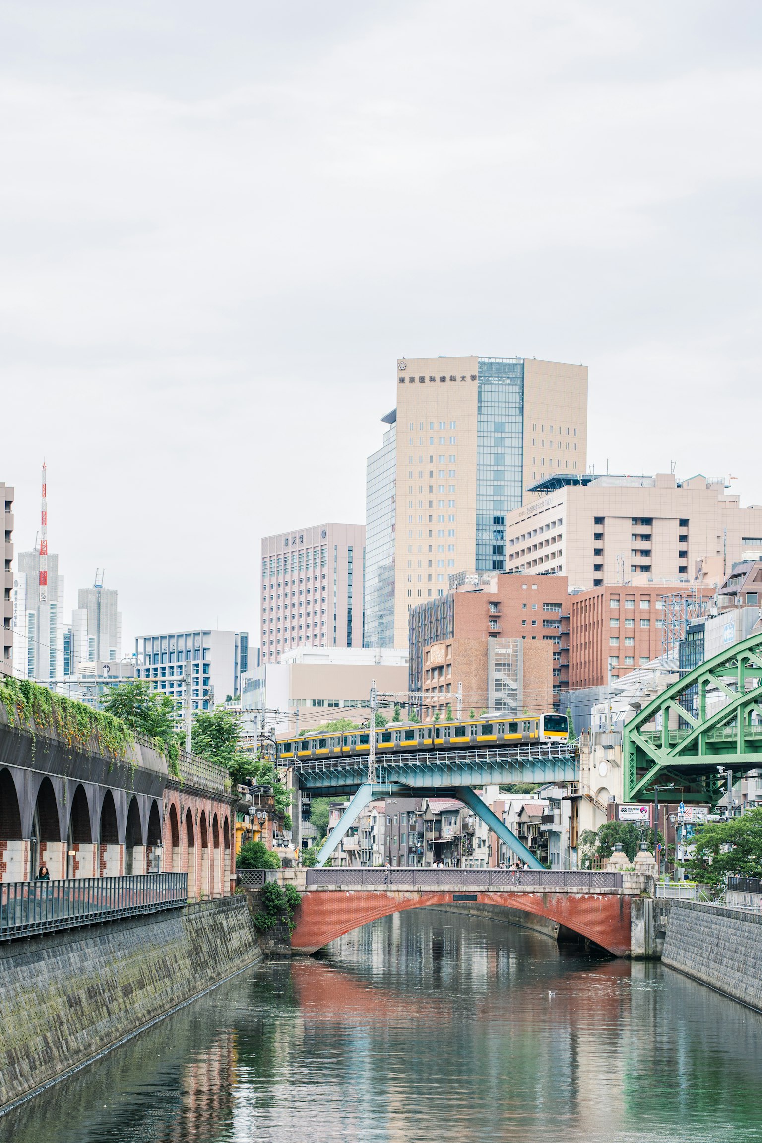 城市河流场景，背景有桥和摩天大楼