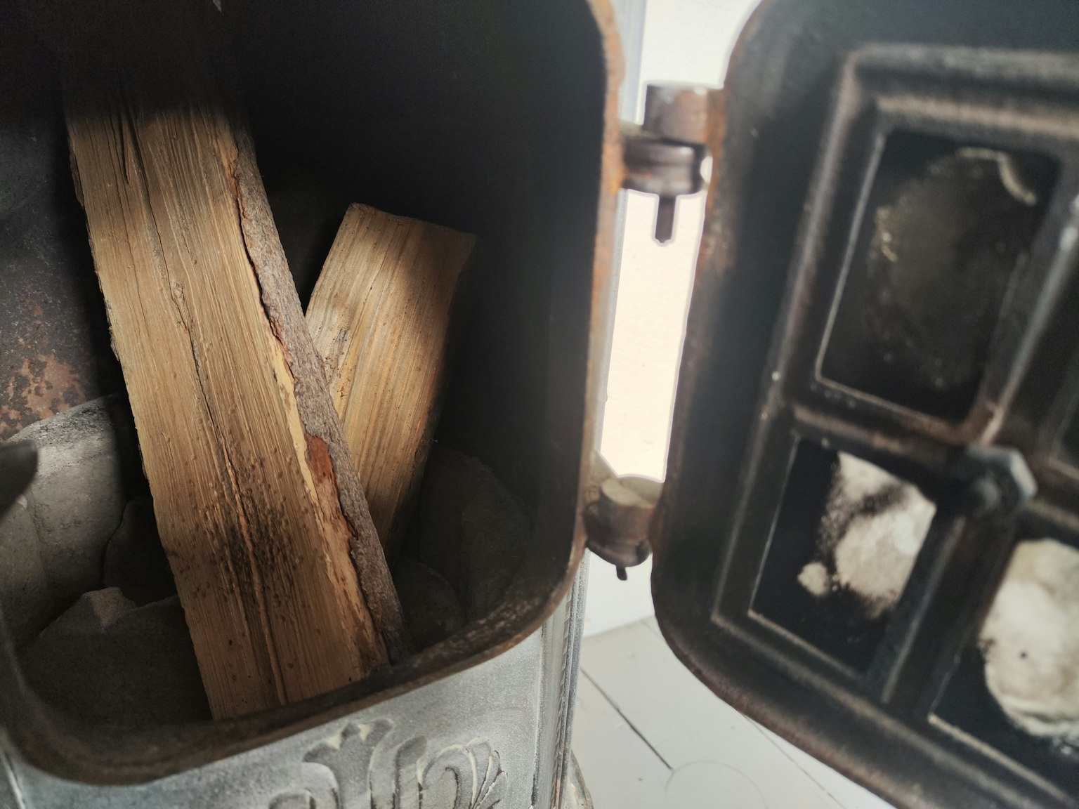 Tronchi di legno all'interno di una stufa