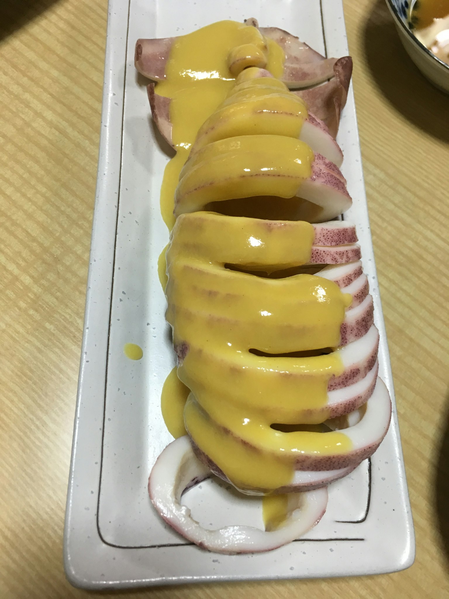 Jamón en rodajas con salsa de mostaza